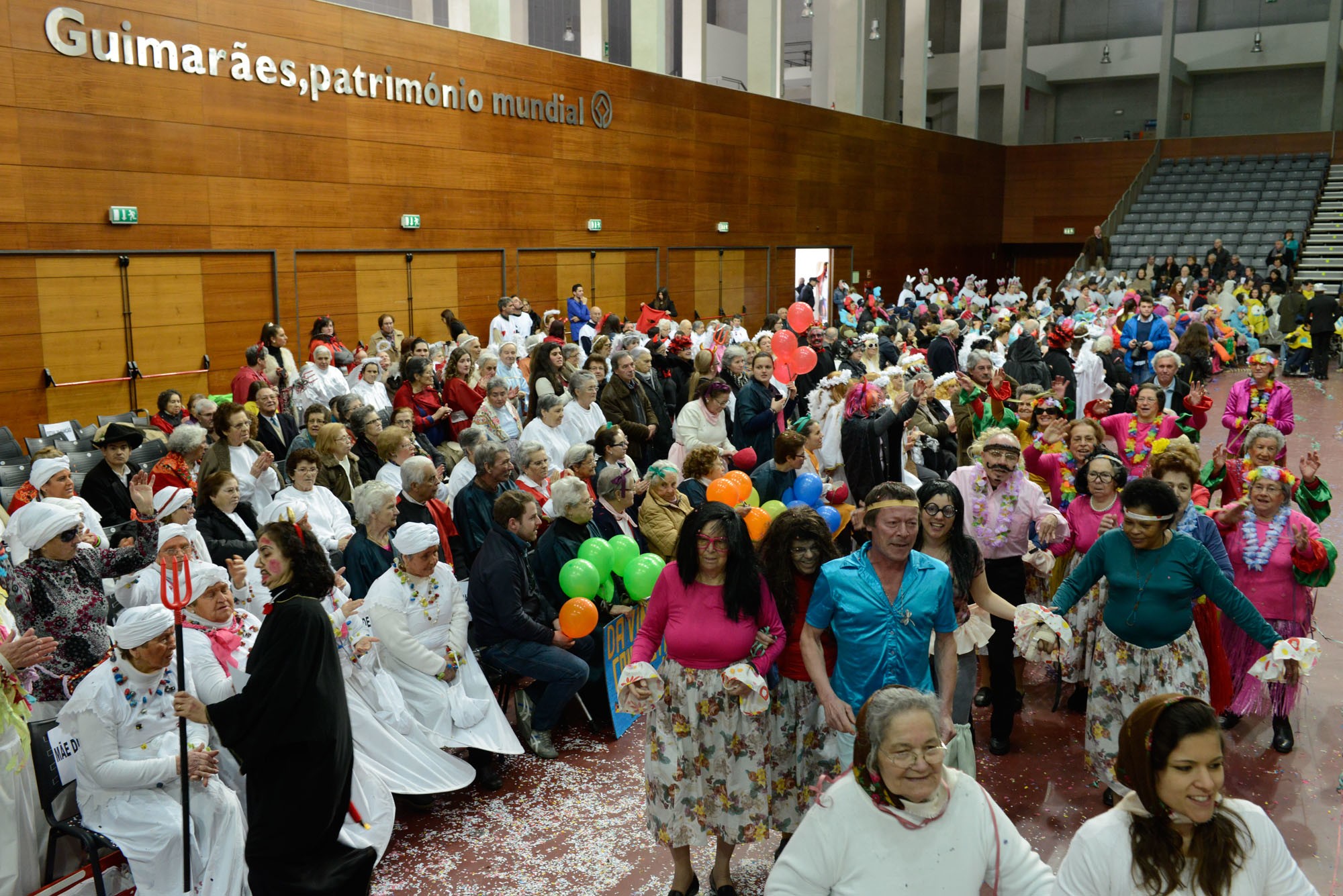 Desfile de Carnaval com 800 idosos animou Pavilhão Multiusos de Guimarães