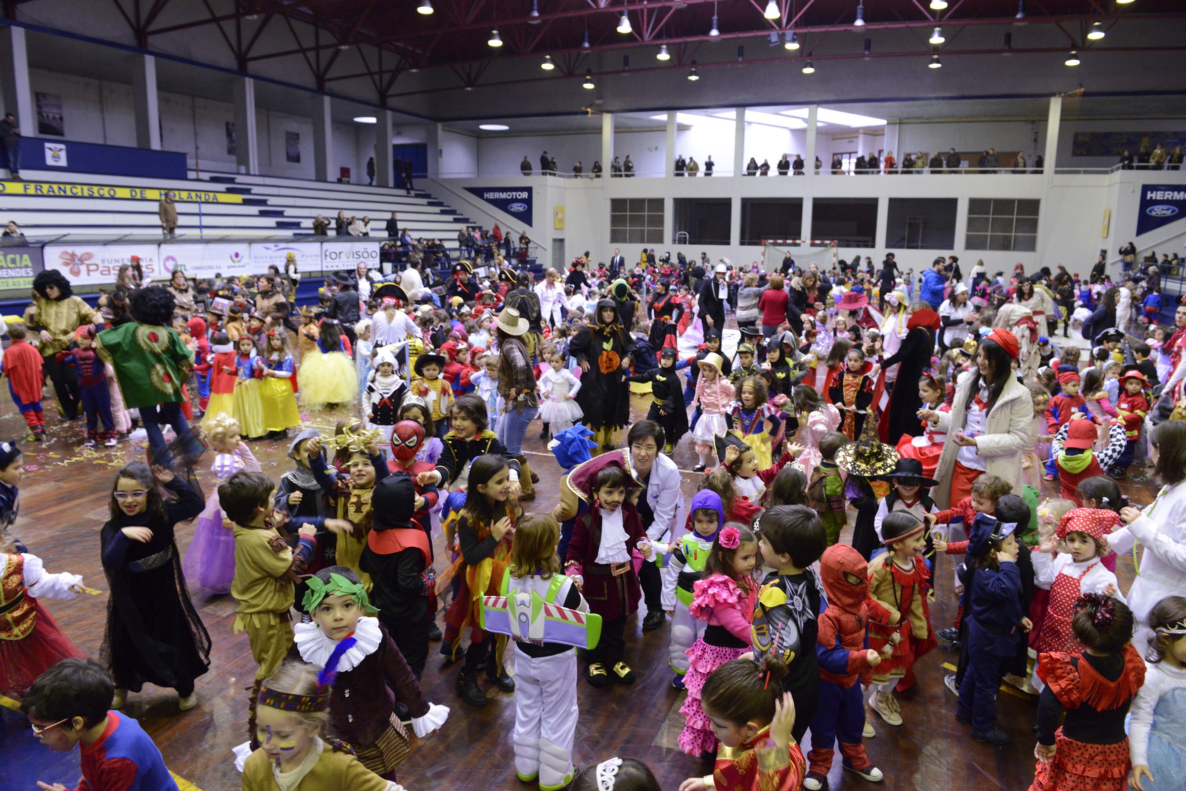 Carnaval 2015 comemorado em Guimarães por crianças fantasiadas de heróis de infância