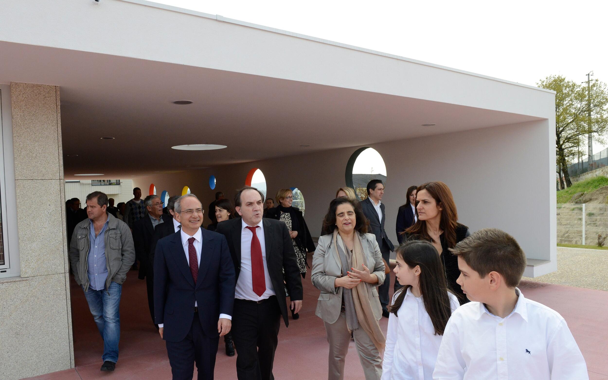 Elevada afluência de pessoas na inauguração do Centro Escolar de Ronfe
