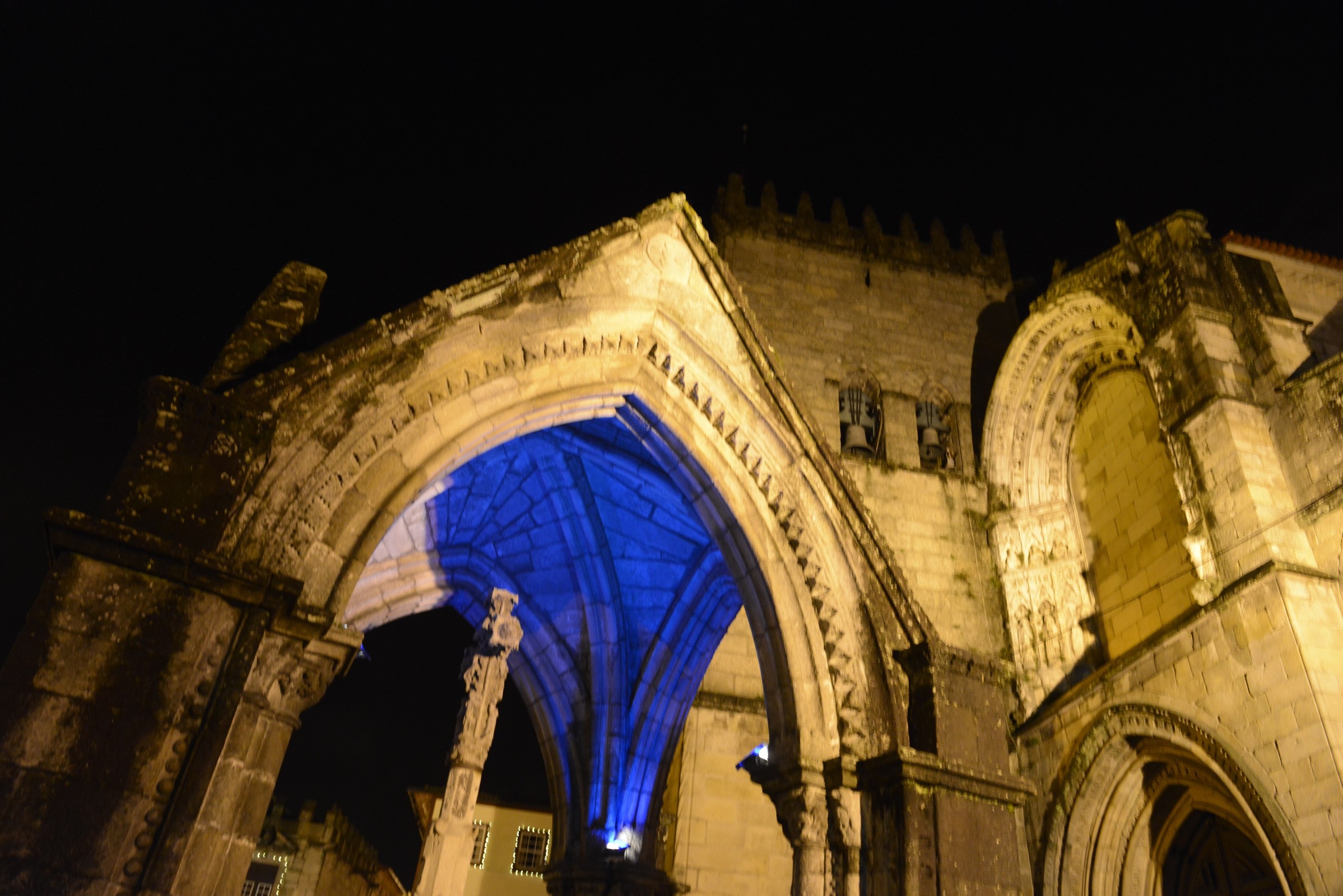 Guimarães comemora Dia do Autismo com monumentos iluminados com a cor azul