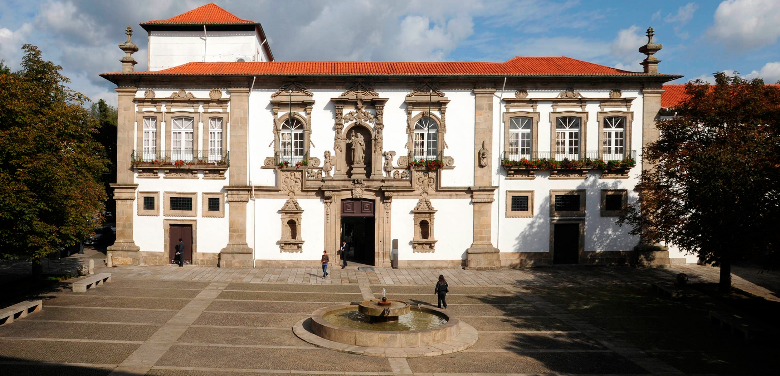 Município de Guimarães vai apoiar empresas e explorações sem licença a regularizar atividade econ...