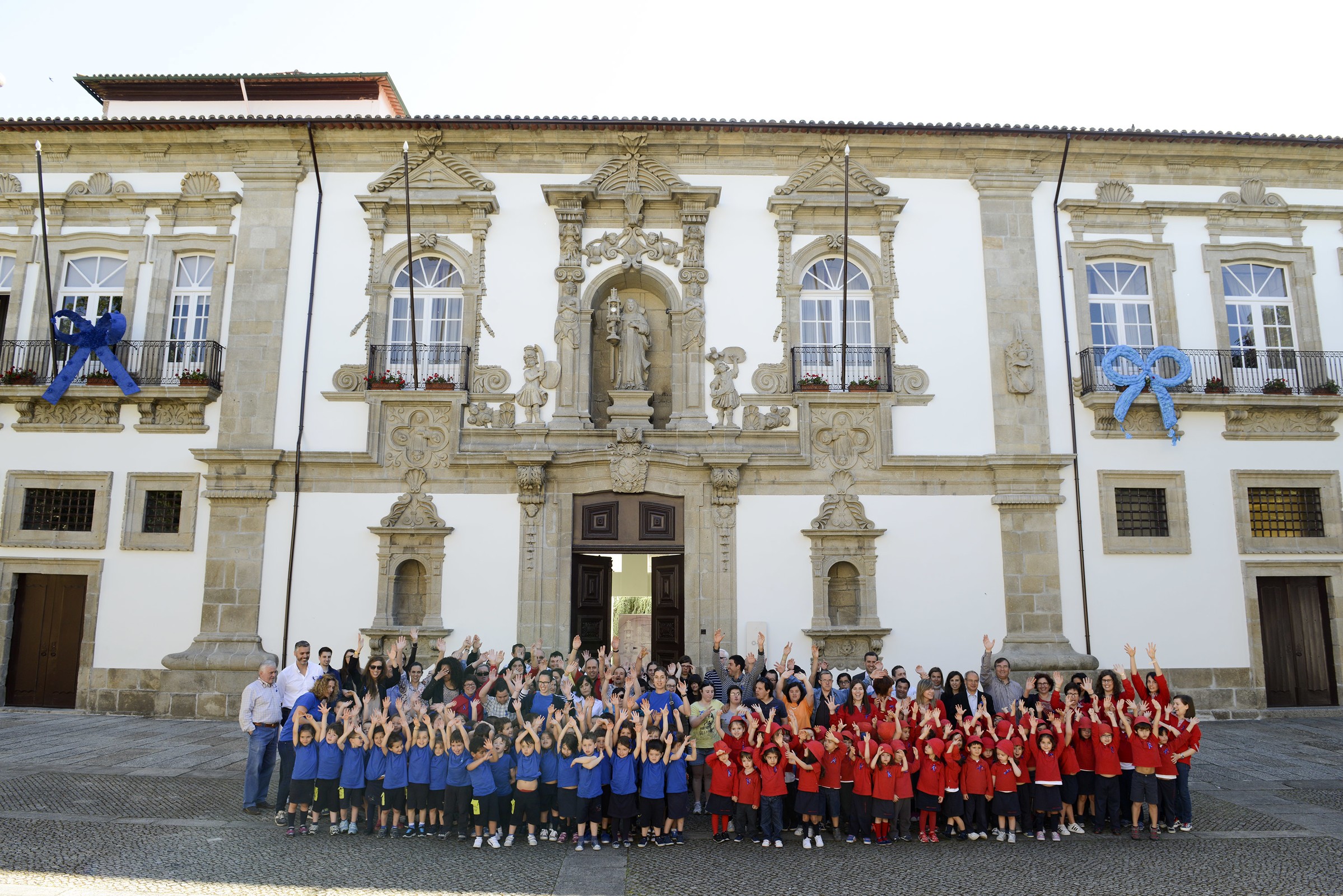 Campanha do Laço Azul nas fachadas de edifícios de Guimarães alerta para a proteção das crianças