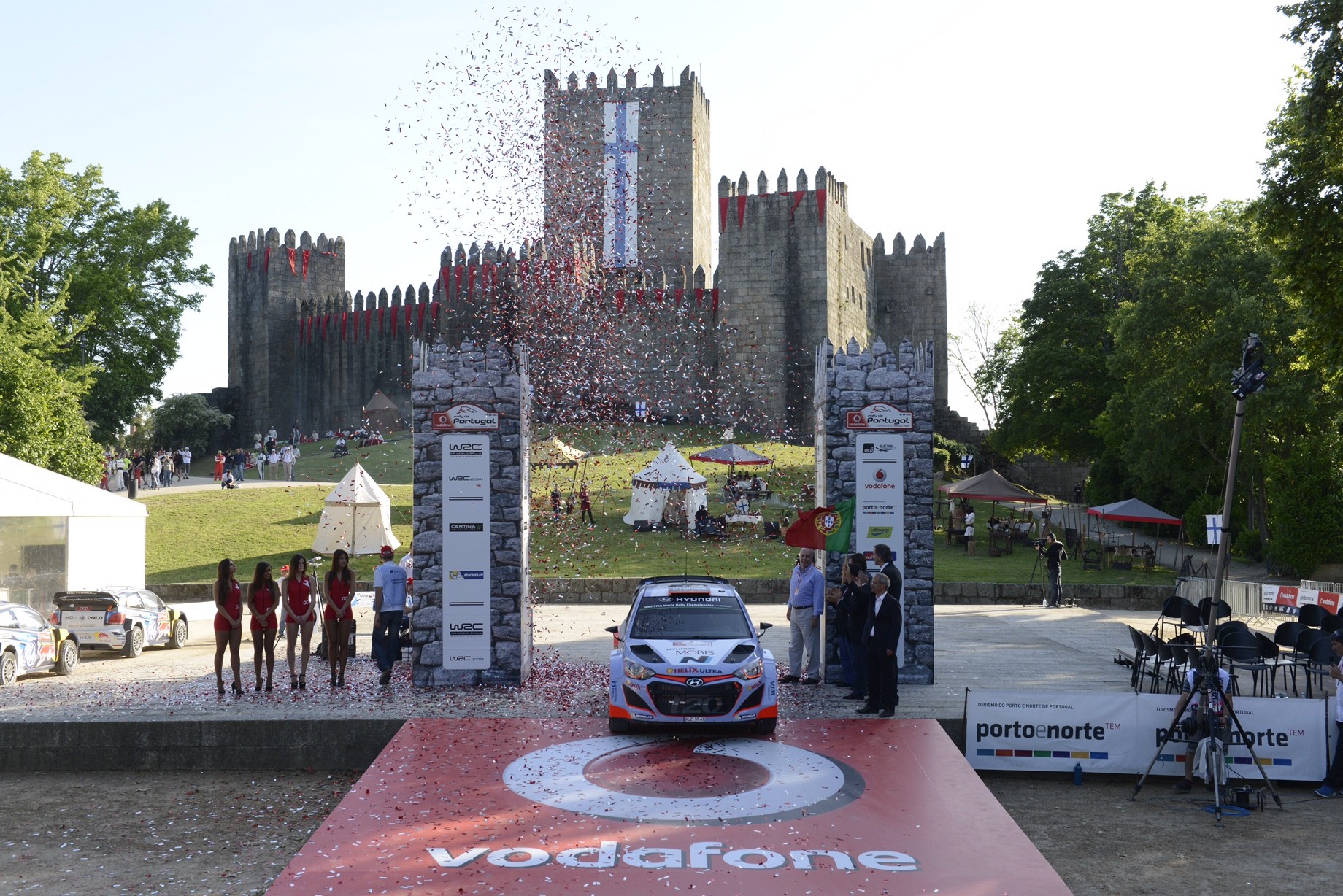Imagens do Rally de Portugal com início no Castelo e desfile de carros pelo centro de Guimarães