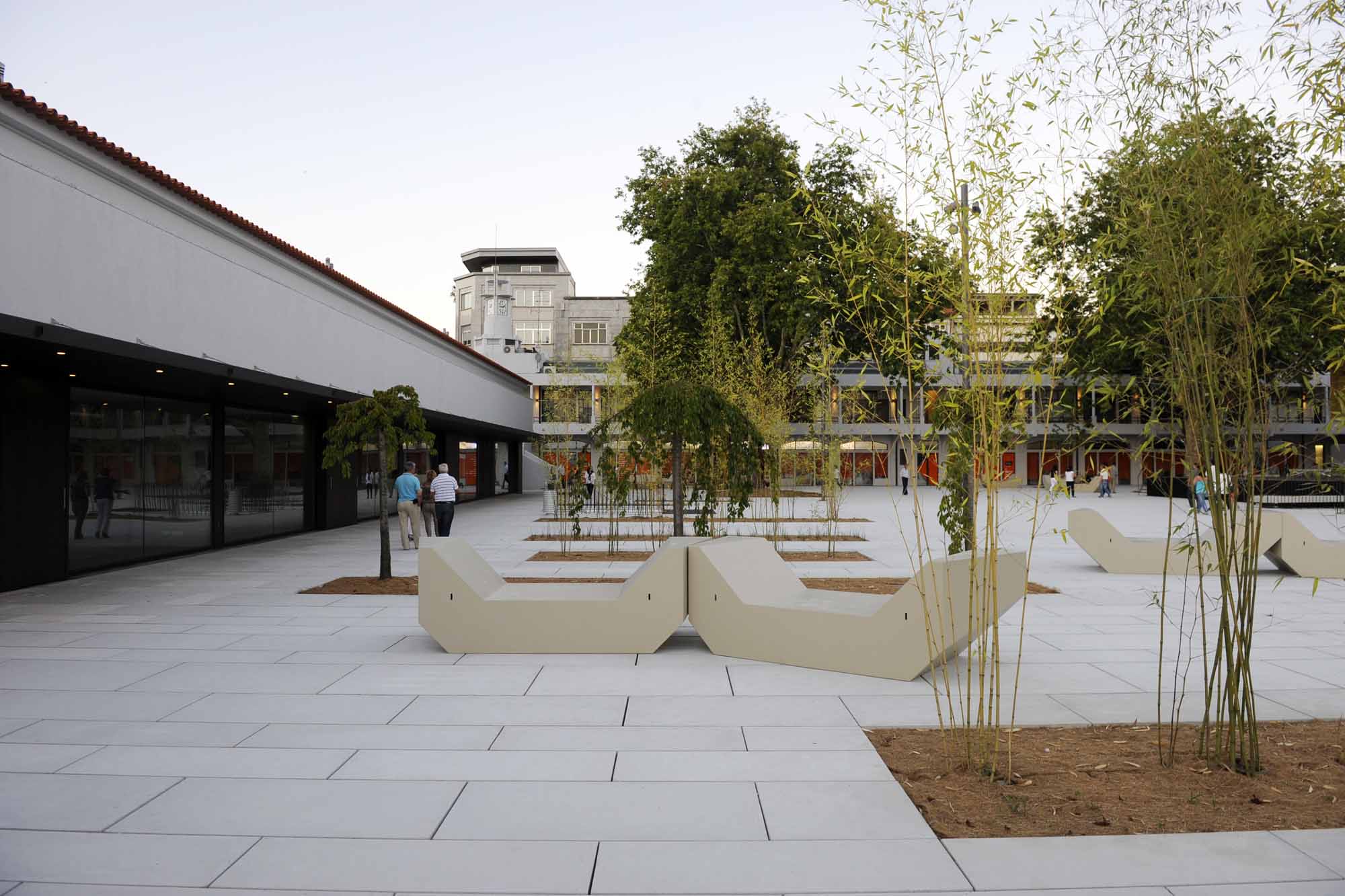Praça exterior da Plataforma das Artes recebe Mercado Sénior durante o dia deste sábado