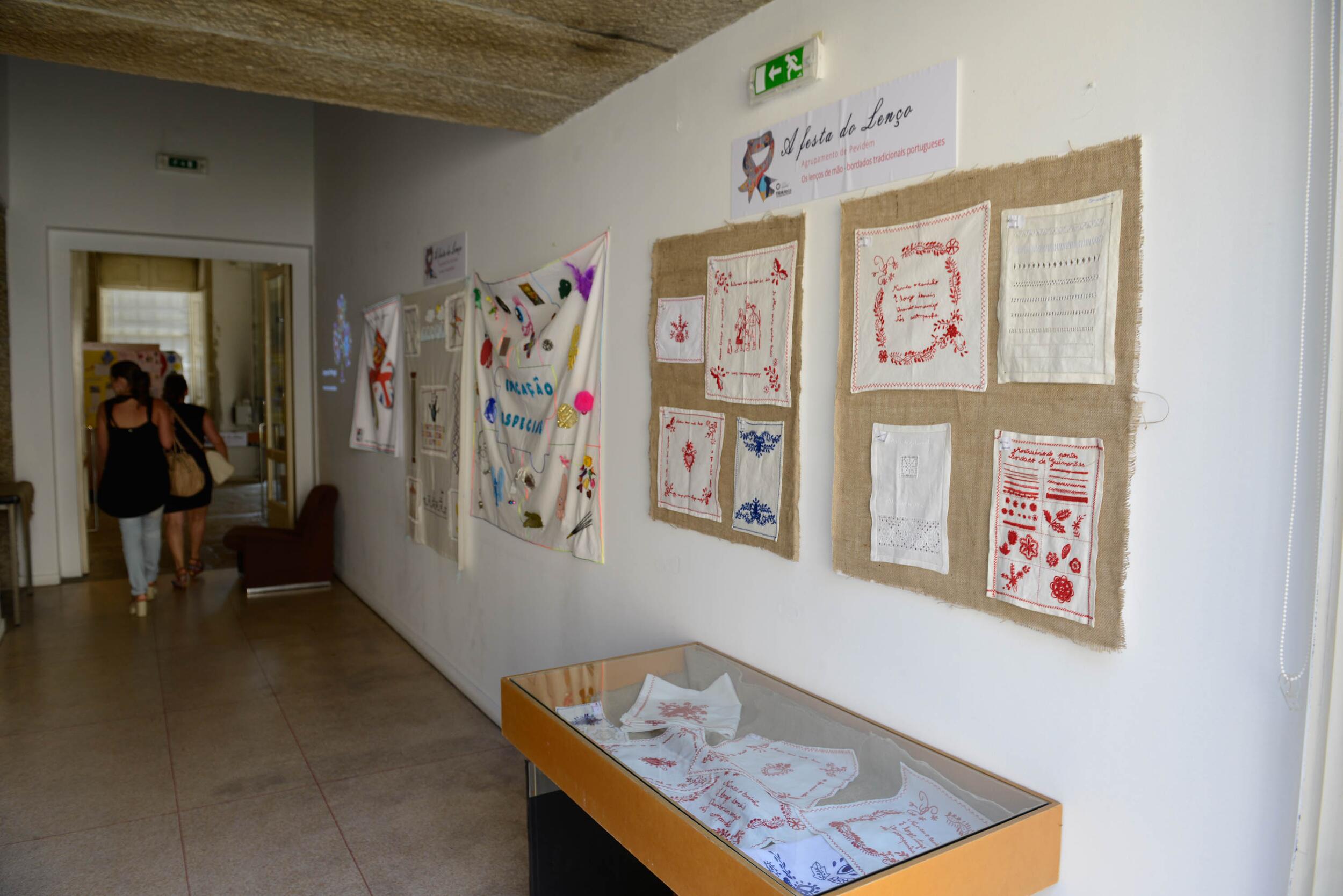 Lenços criados por alunos de Guimarães em exposição na Biblioteca Municipal Raul Brandão