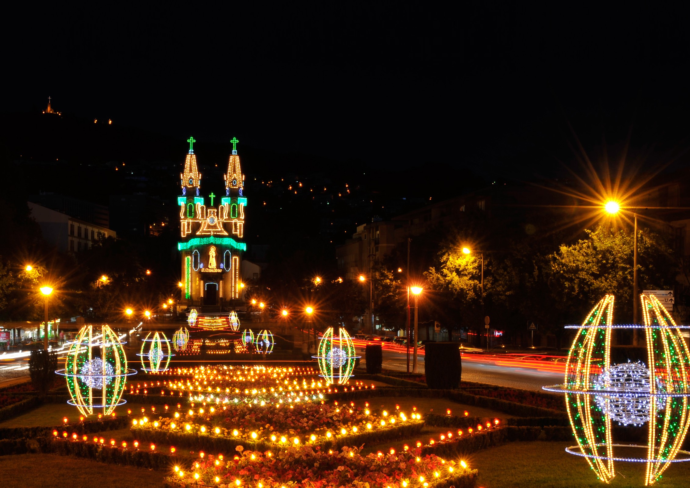 Guimarães iluminada nas Festas Gualterianas 2015 por meio milhão de microlâmpadas