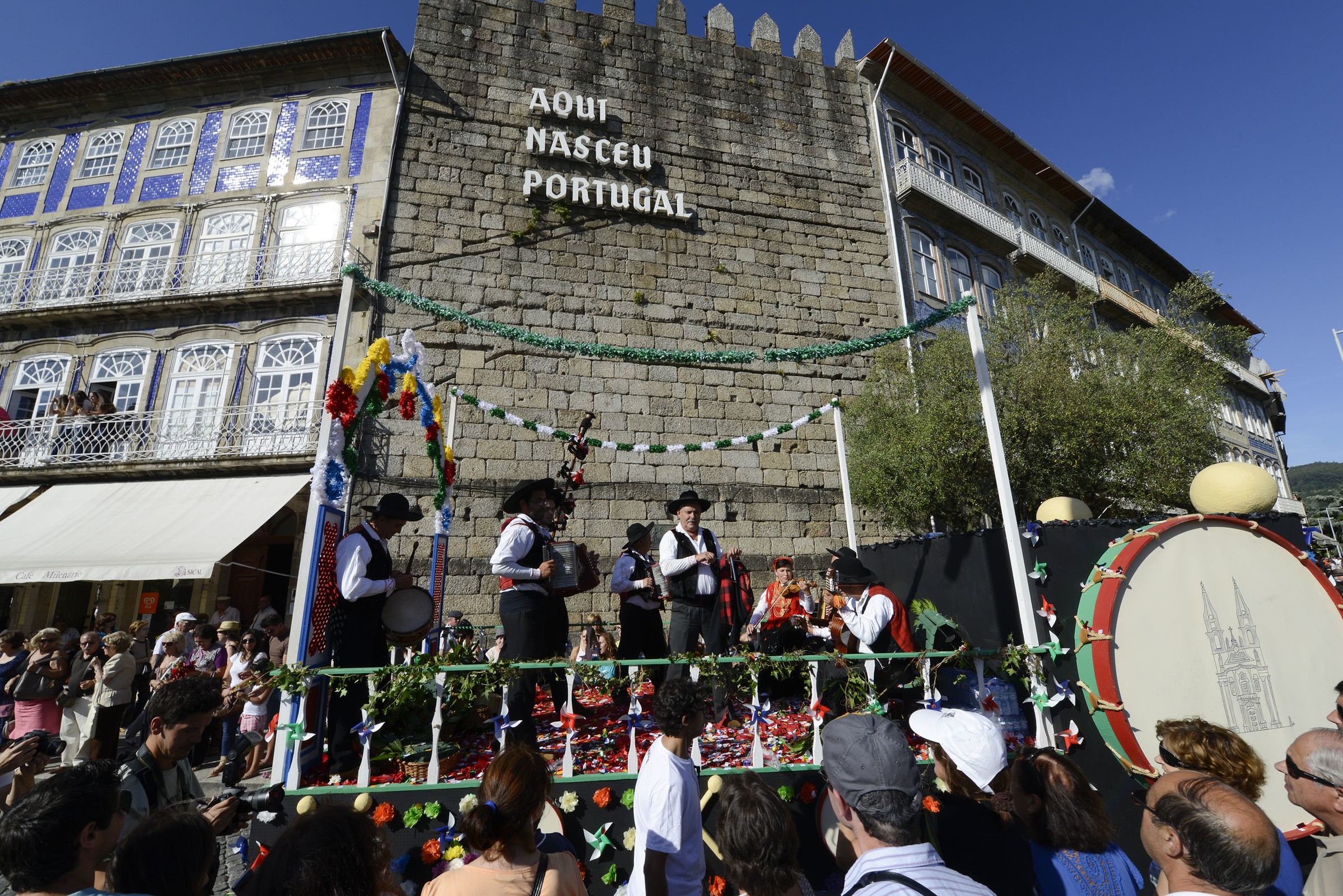 Batalha de Flores, concertinas e fogo de artifício no 2º dia de Gualterianas 2015