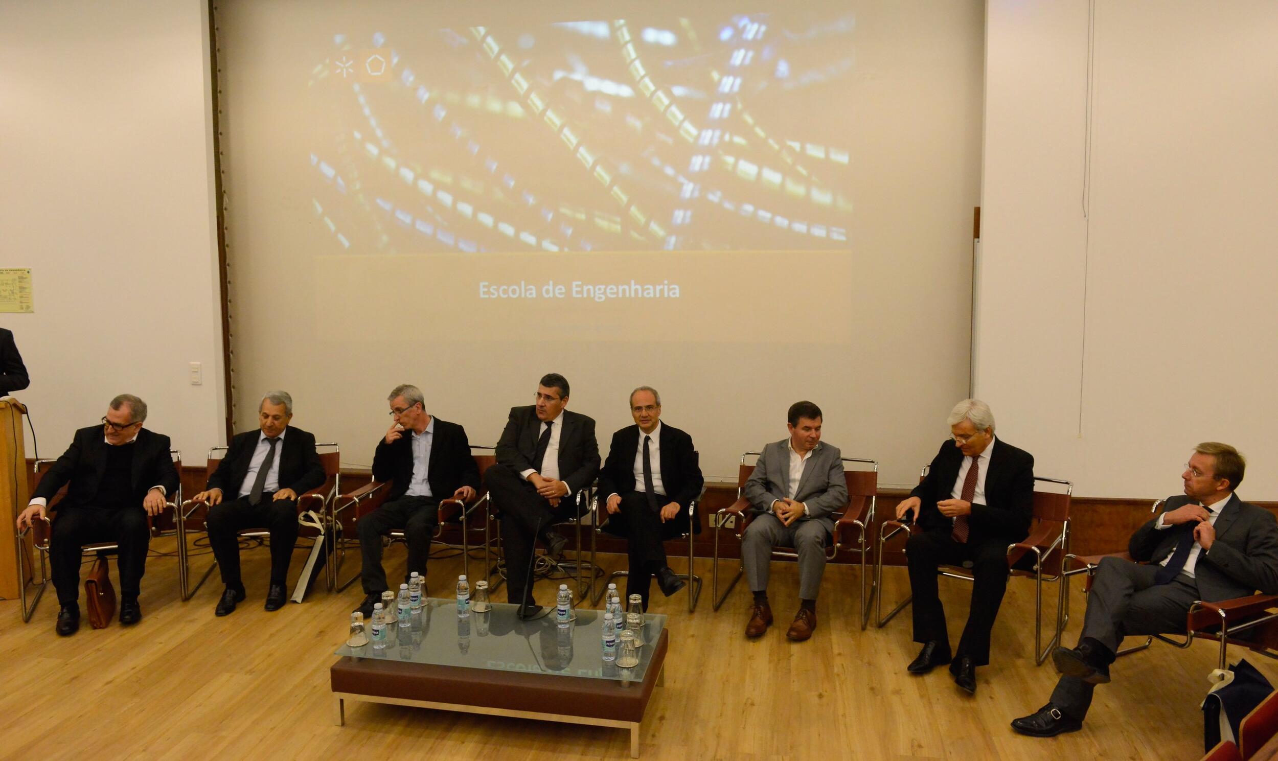 Guimarães como «Fábrica da Europa» com Universidade e empresas têxteis de mãos dadas