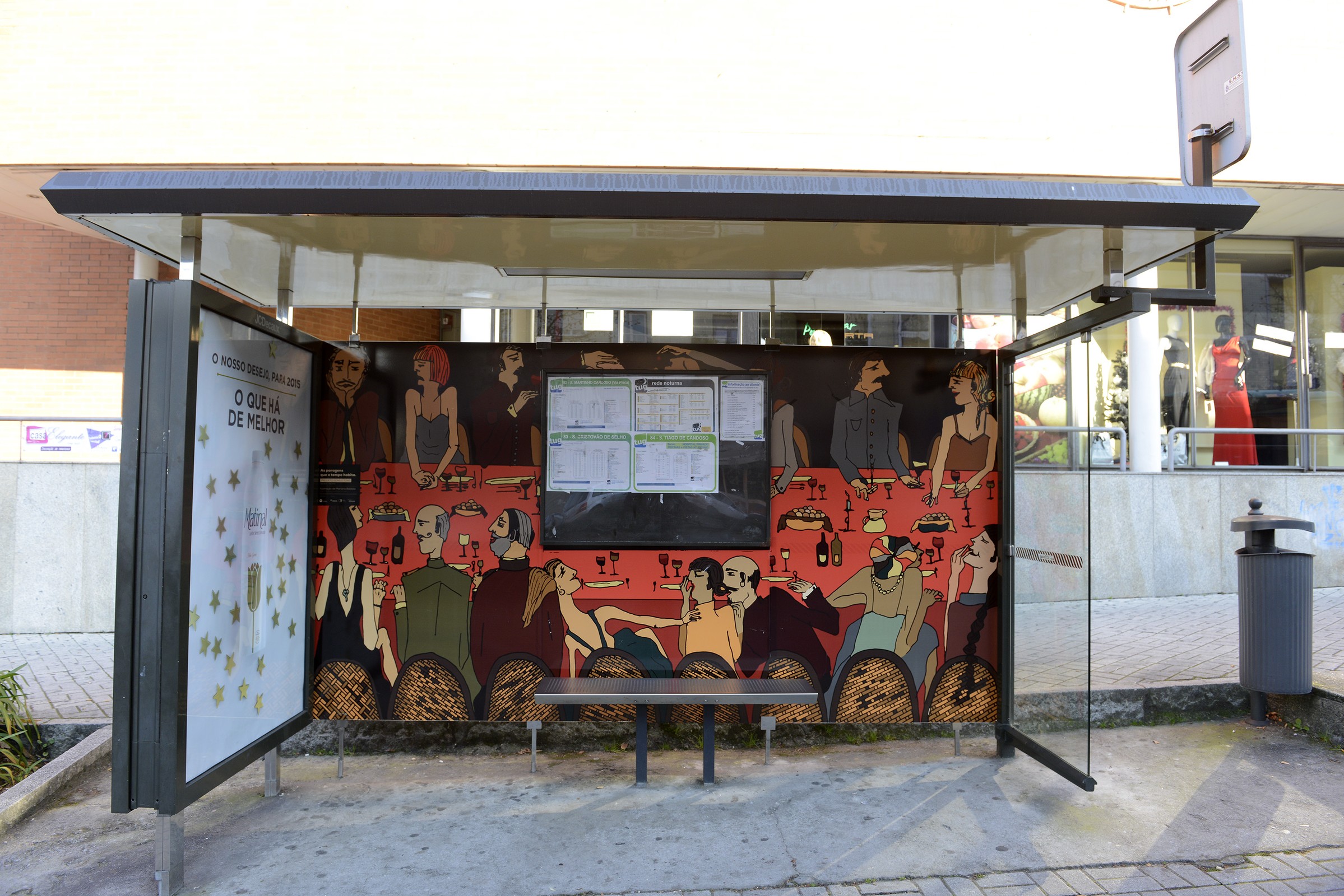Visita guiada a abrigos intervencionados mostra arte nas paragens de autocarro de Guimarães