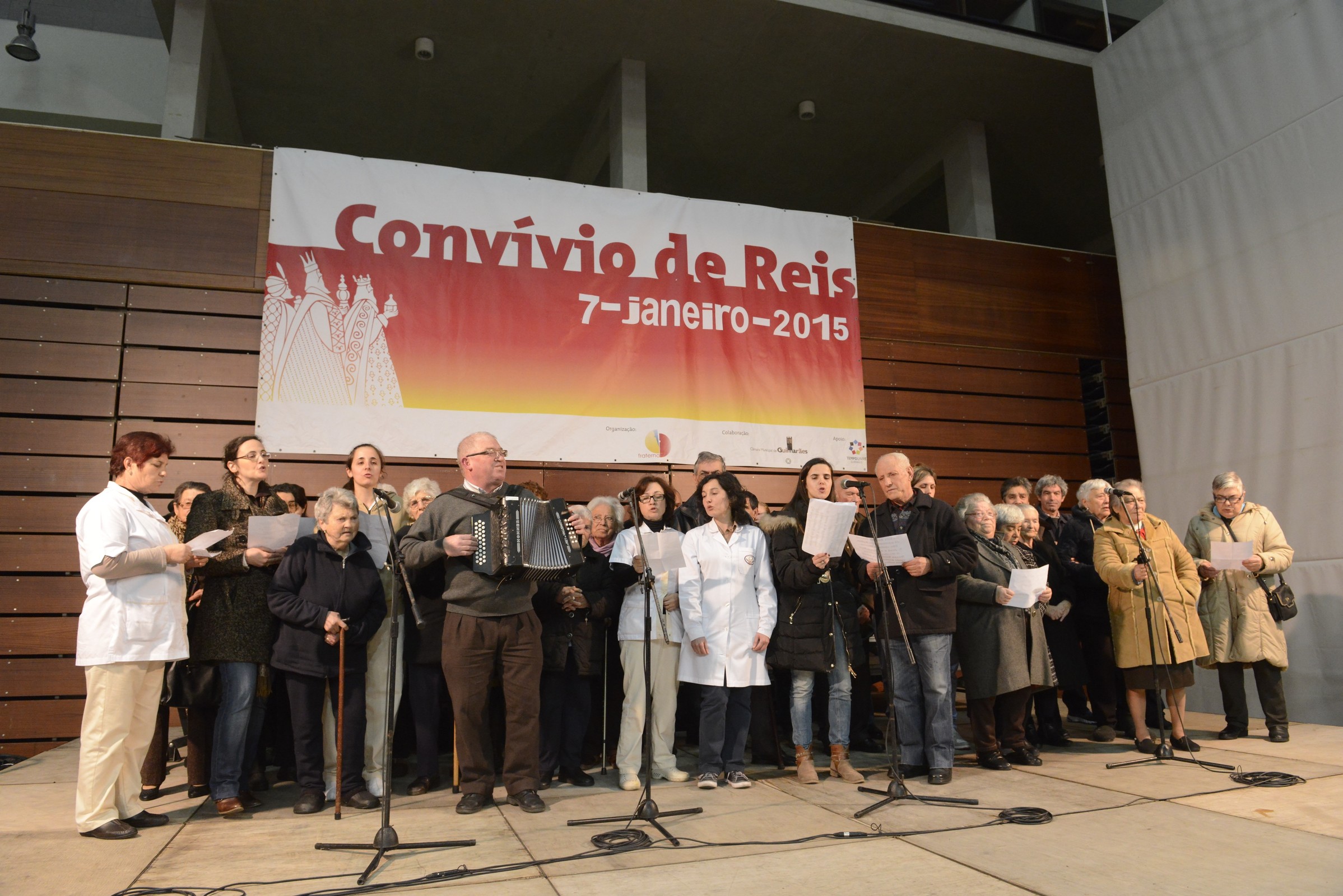 Mais de oito centenas de idosos cantam os Reis no Multiusos de Guimarães