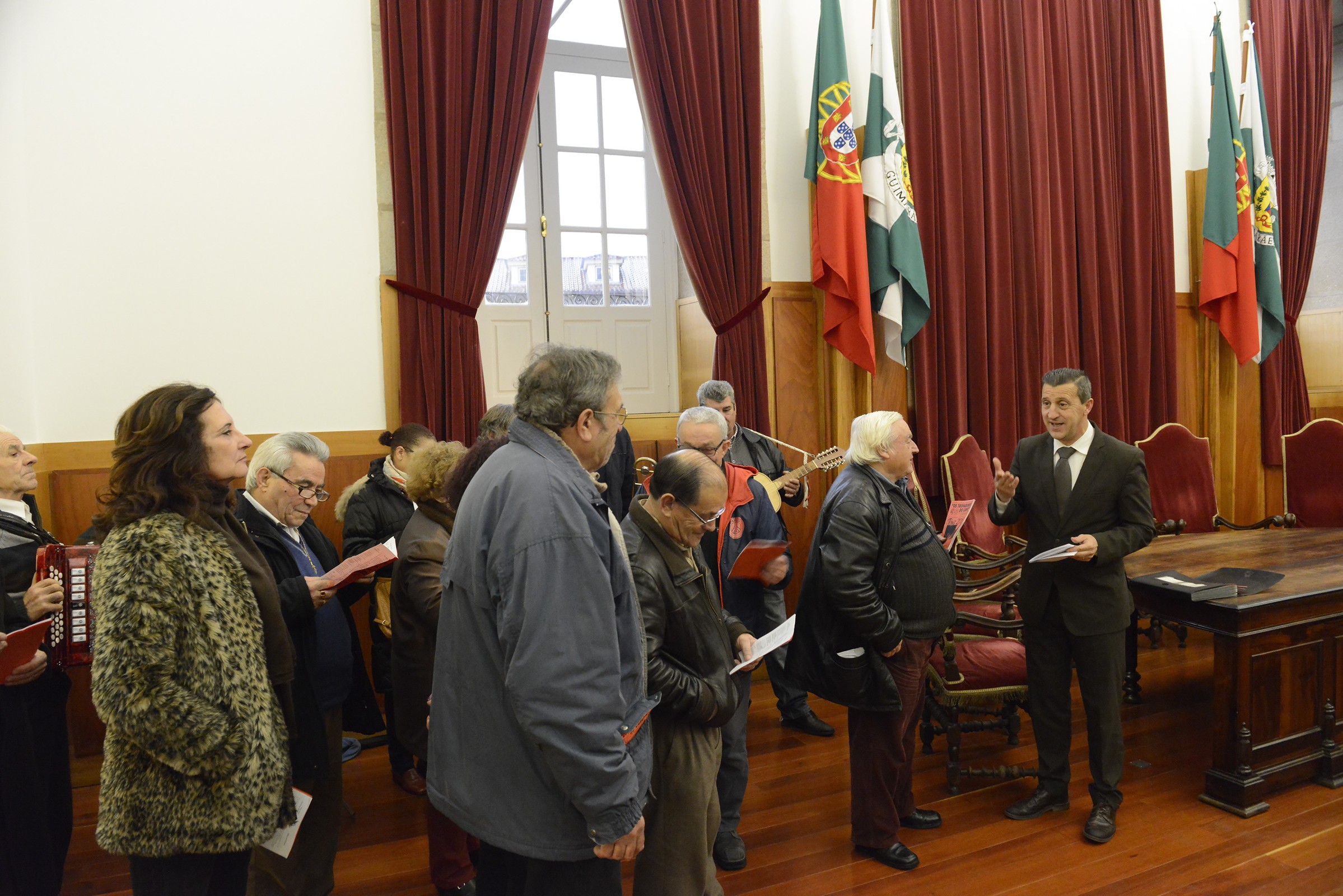 Trovadores do Cano cantaram os Reis na Câmara e desejaram um bom ano a Guimarães