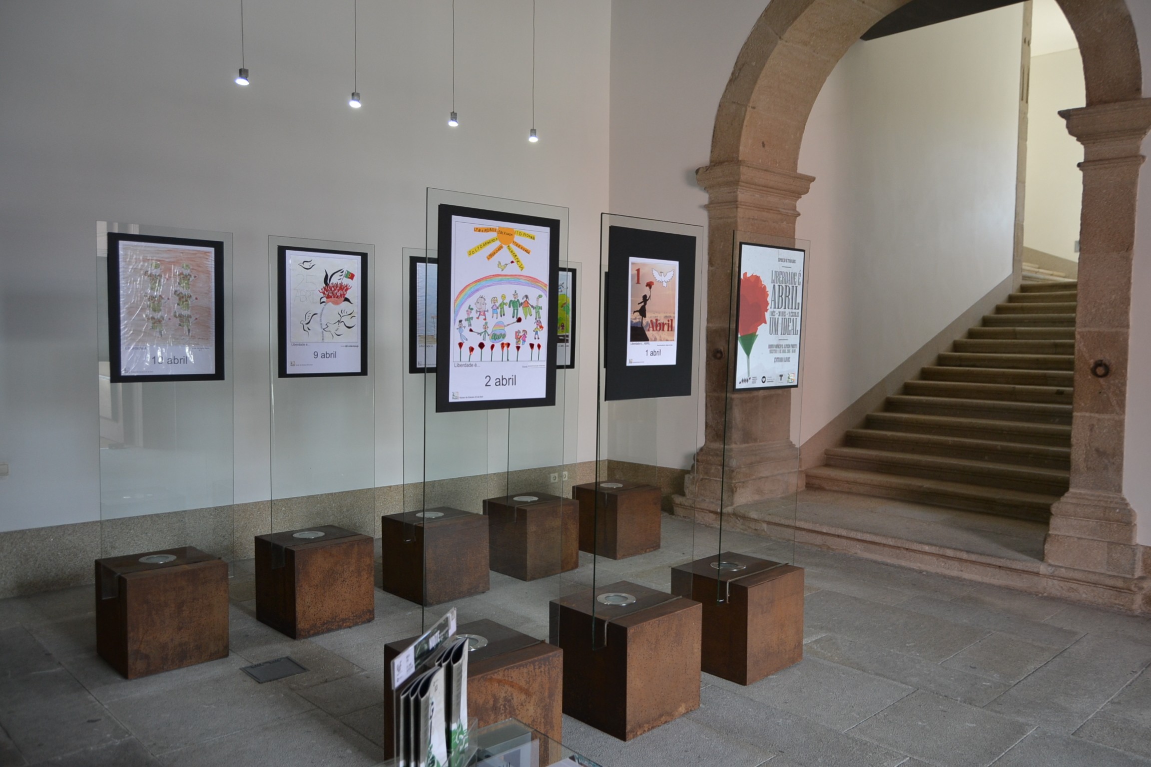 Exposição “Liberdade é... Abril” no Arquivo Municipal Alfredo Pimenta até ao final do mês