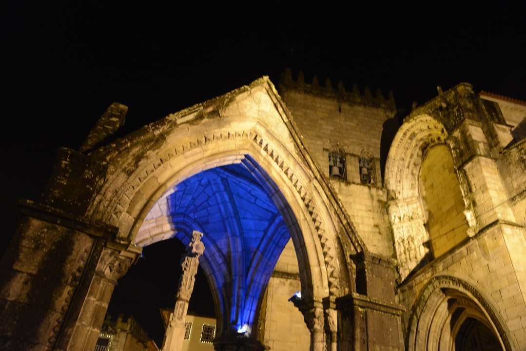 Dia do Autismo evocado em Guimarães com Padrão do Salado iluminado pela cor azul