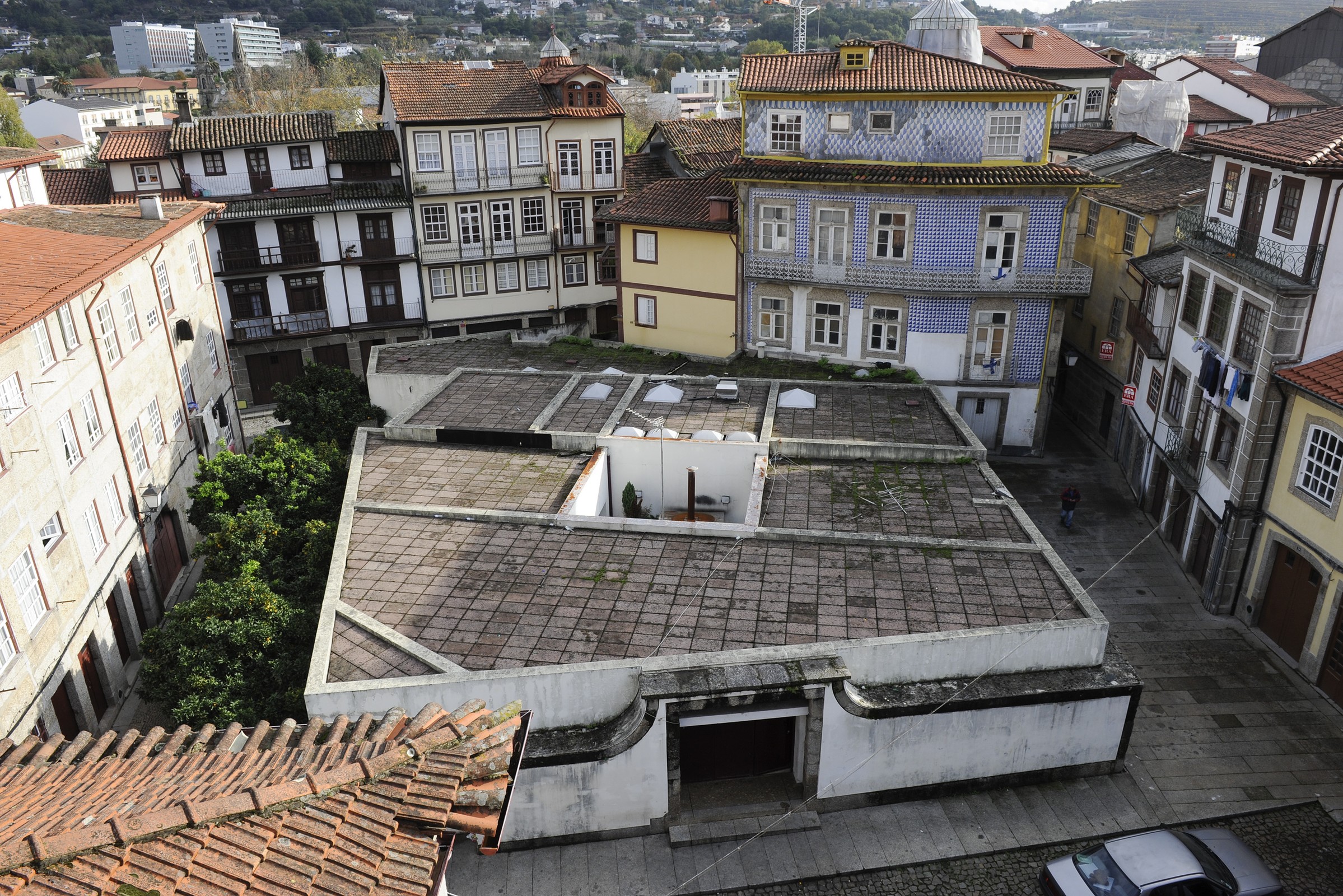 Demolição de edifício dá lugar a uma nova praça no Centro Histórico de Guimarães