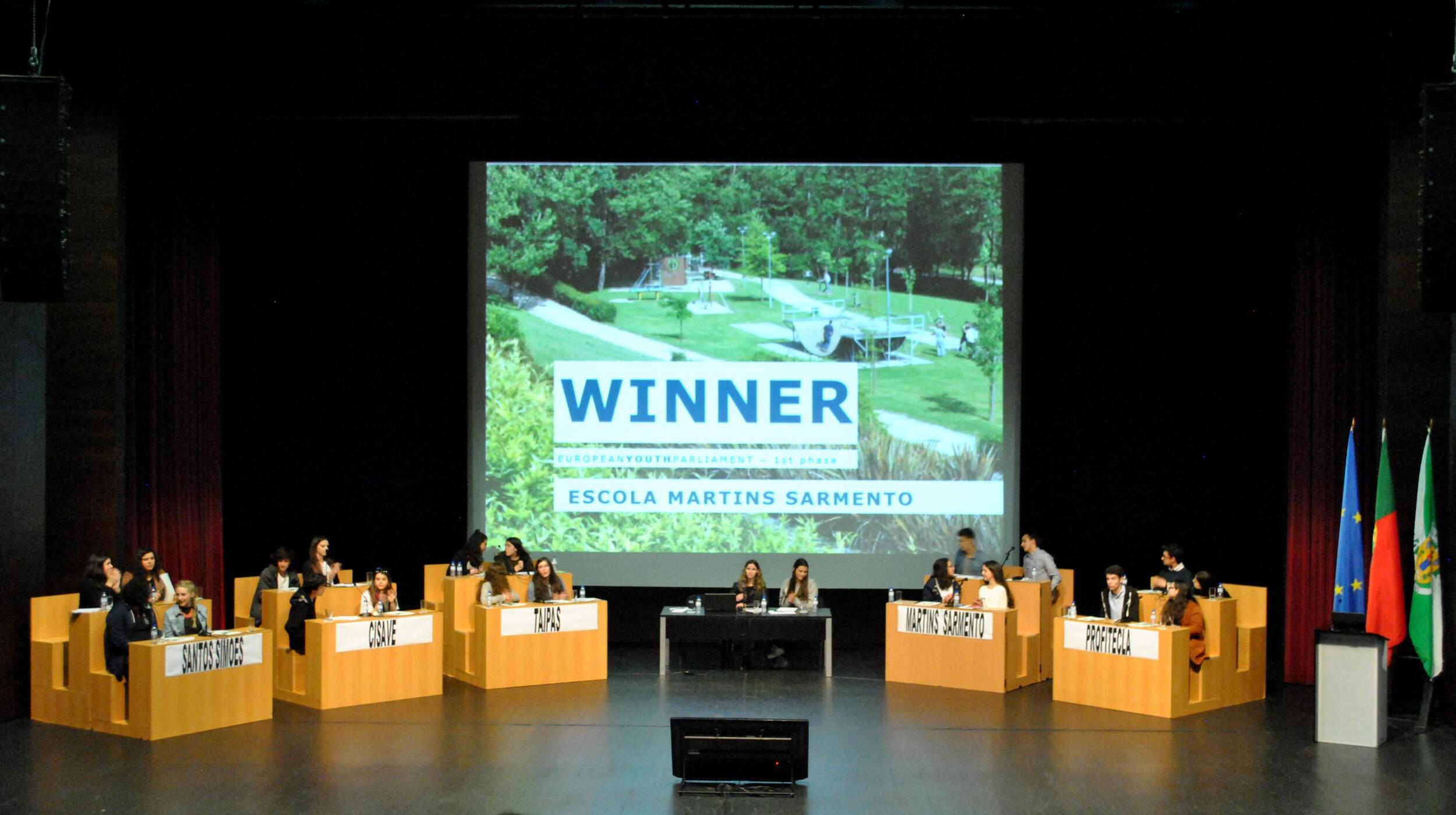 Escola Martins Sarmento representa Guimarães no Parlamento Jovem Europeu 2016