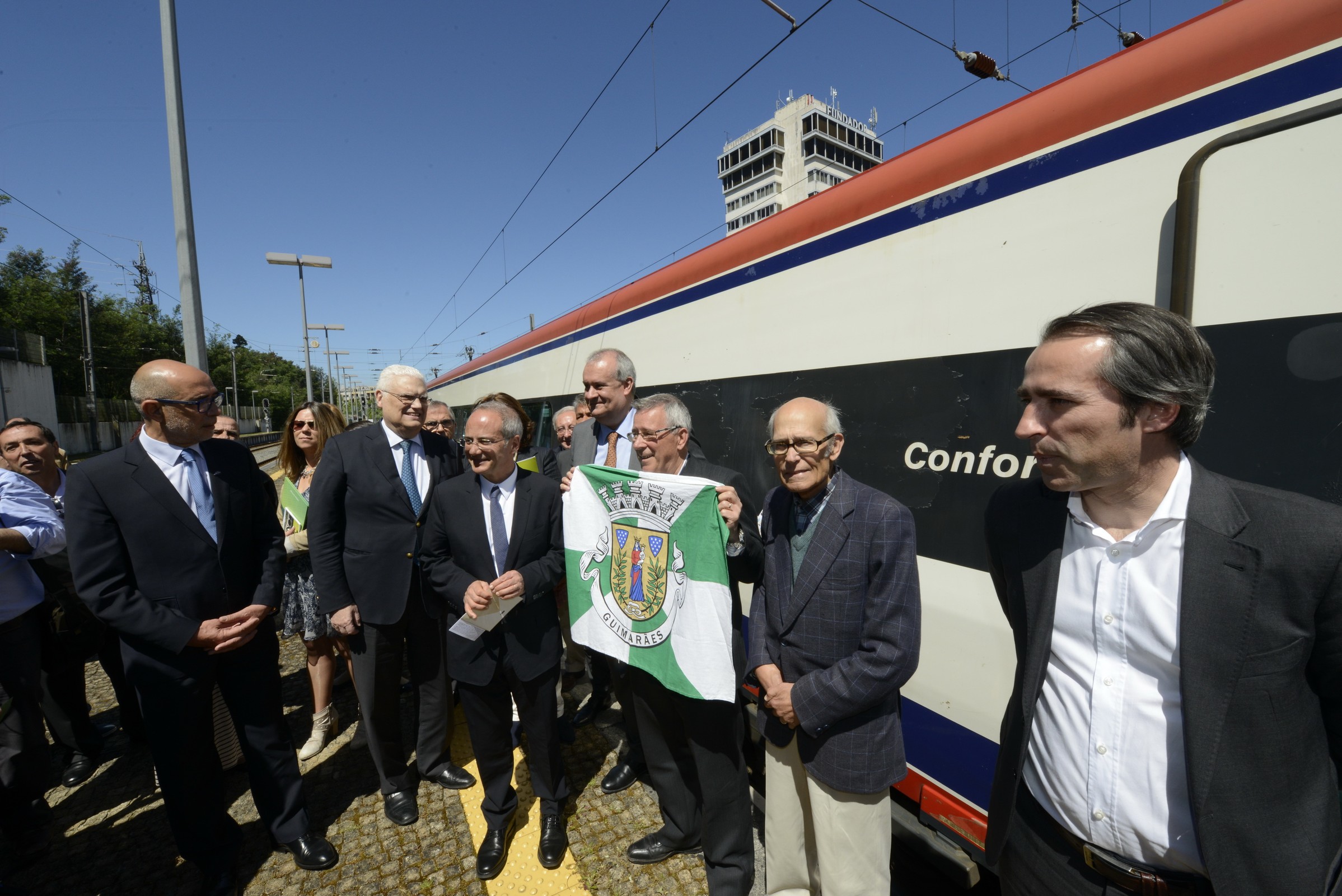Alfa Pendular recebido com aplausos em Guimarães na viagem inaugural
