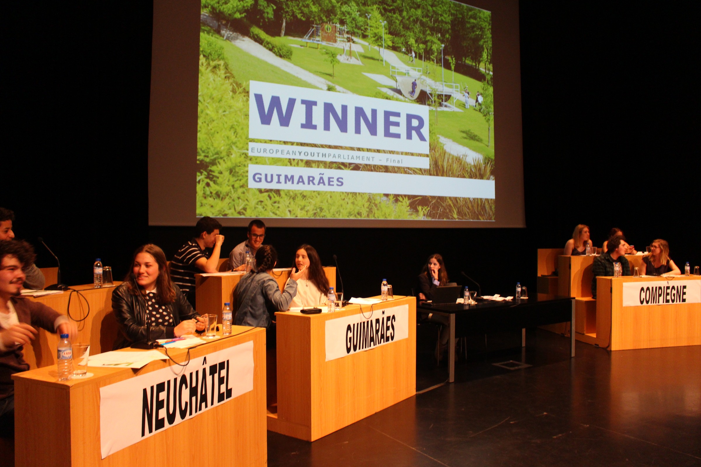 Guimarães vence fase final do 8º Parlamento Jovem Europeu realizada na Plataforma das Artes
