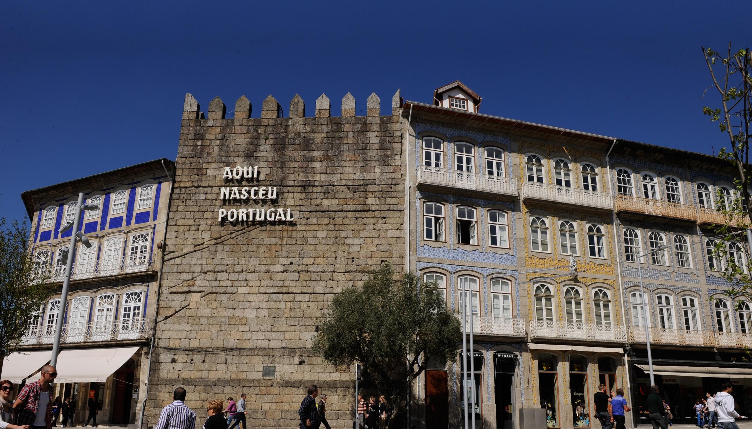 Guimarães com elevador panorâmico nas visitas públicas à Torre de Alfândega