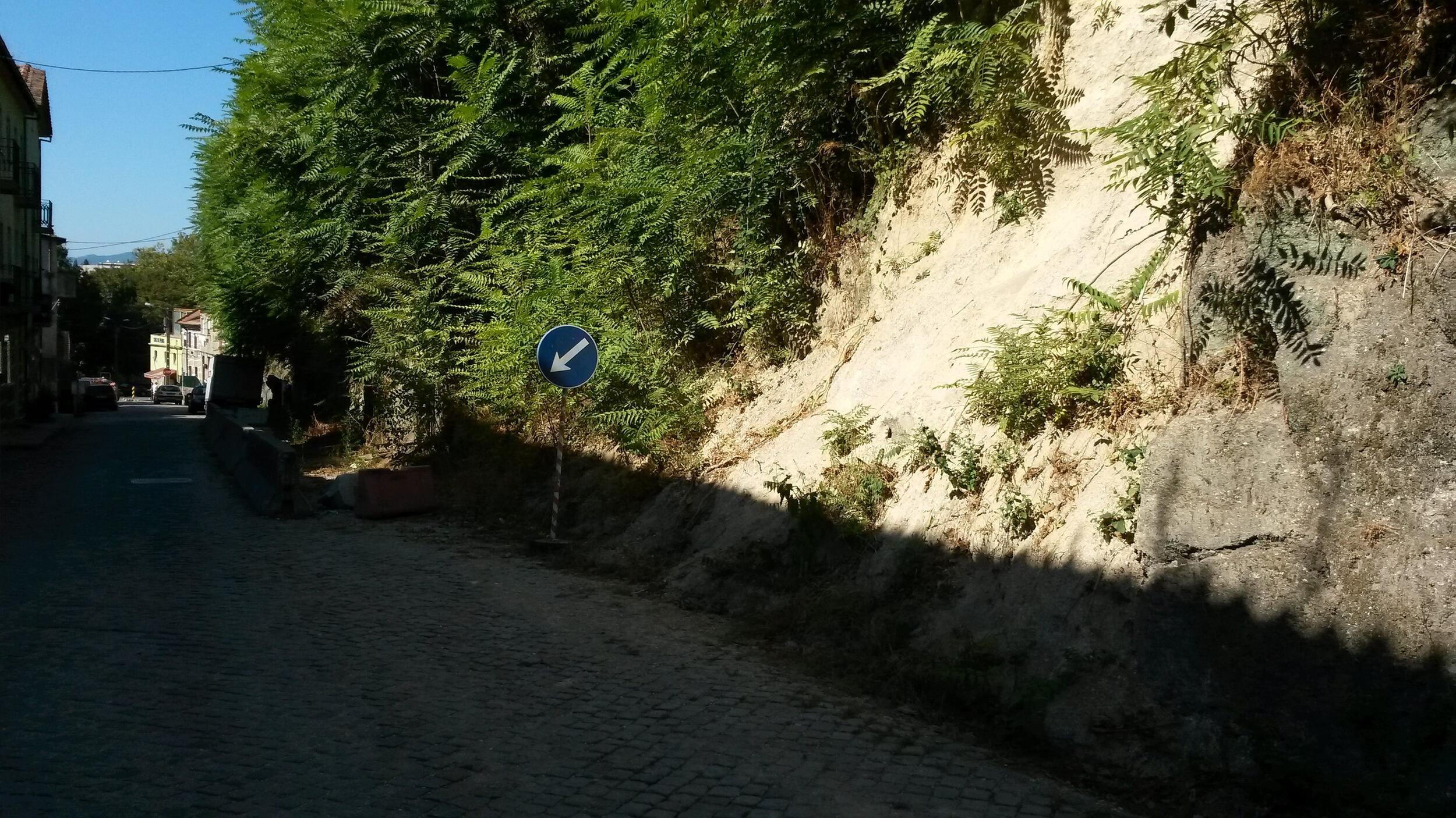 Obra para estabilizar talude na Rua Manuel Tomás (Creixomil) começa esta quarta-feira