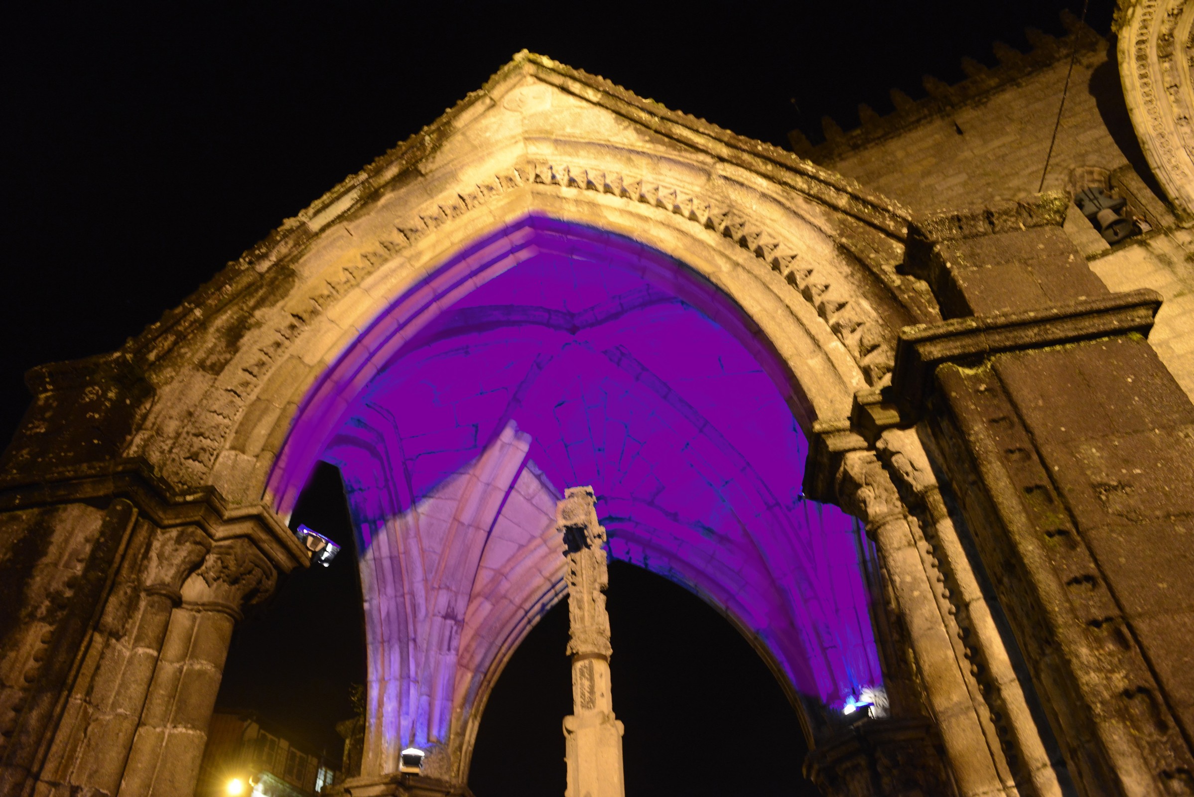 Monumento de Guimarães com luz púrpura homenageia bebés prematuros