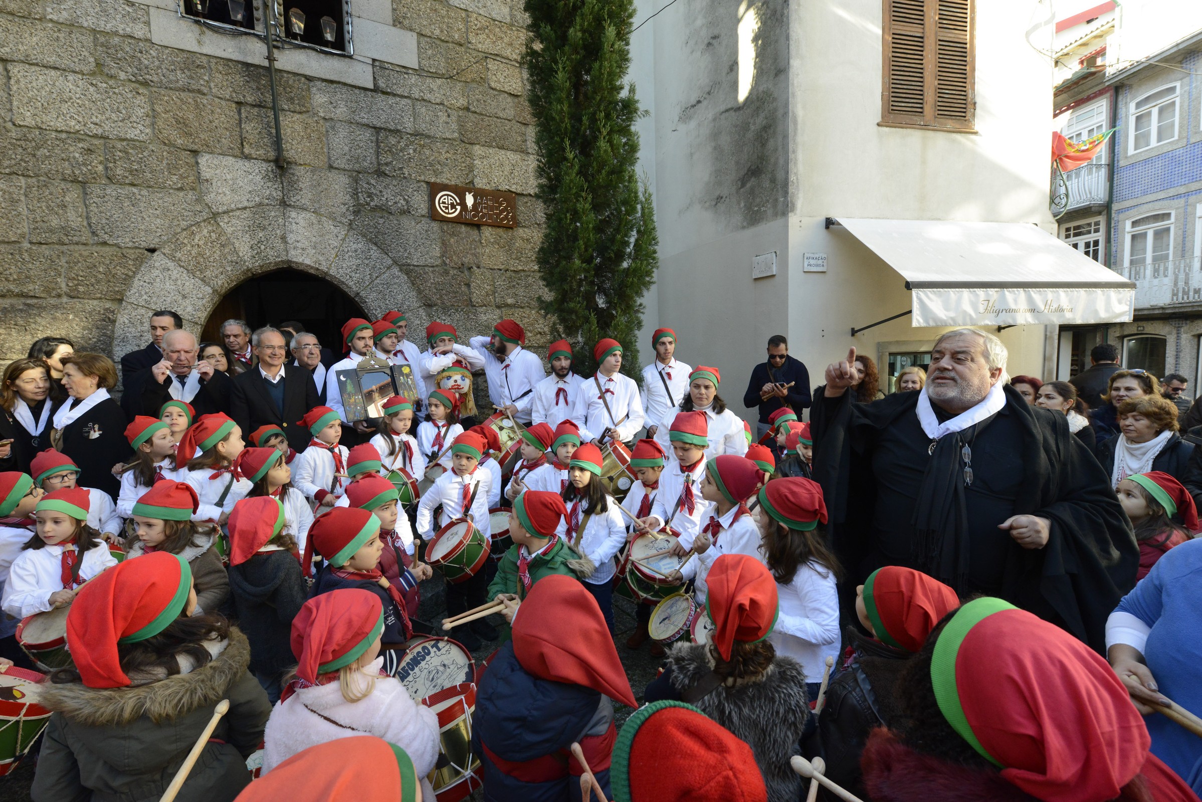 Crianças viveram tradição do “Pinheiro” no Centro Histórico de Guimarães
