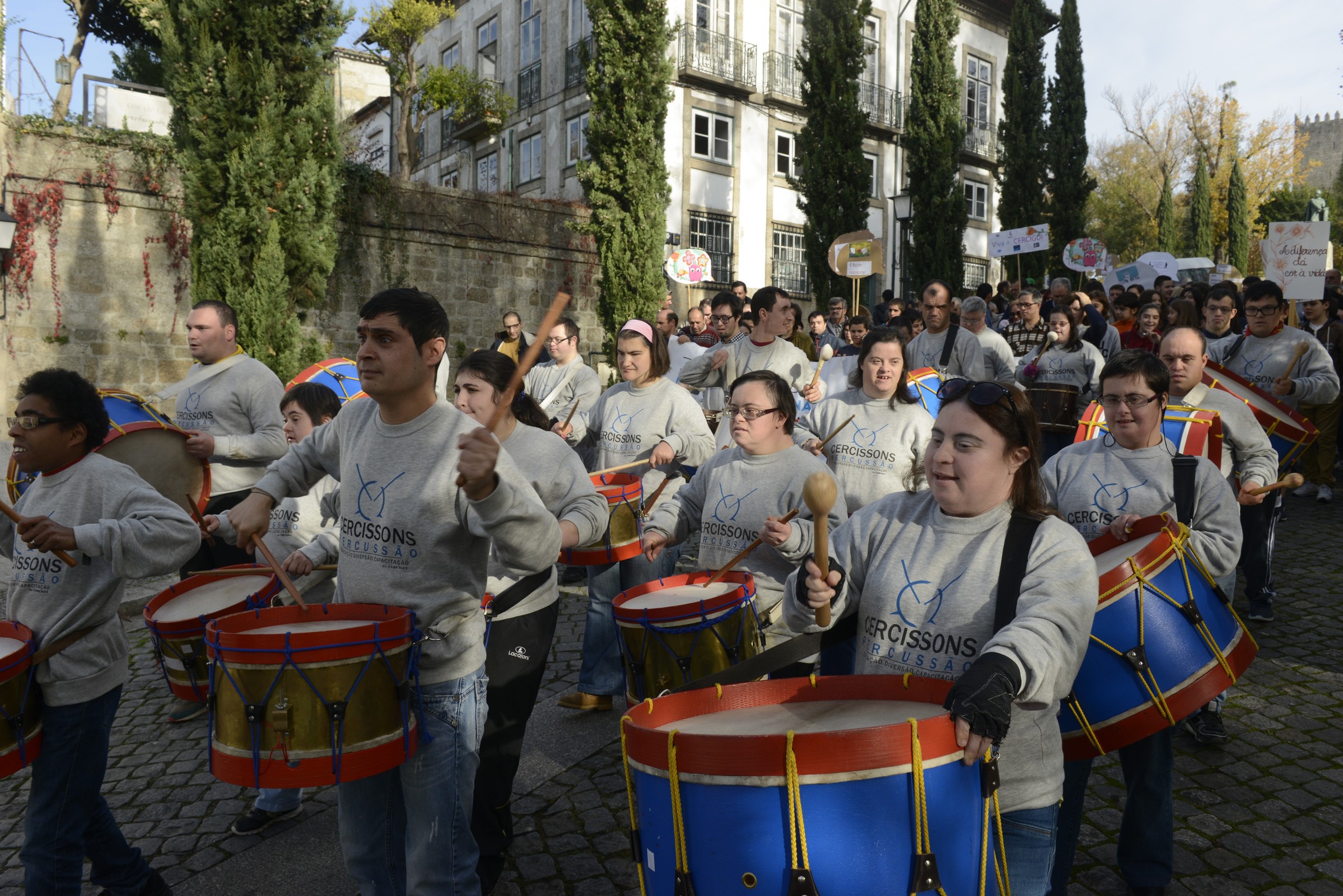 “Caminhada Inclusiva” em Guimarães assinalou Dia Internacional das Pessoas com Deficiência
