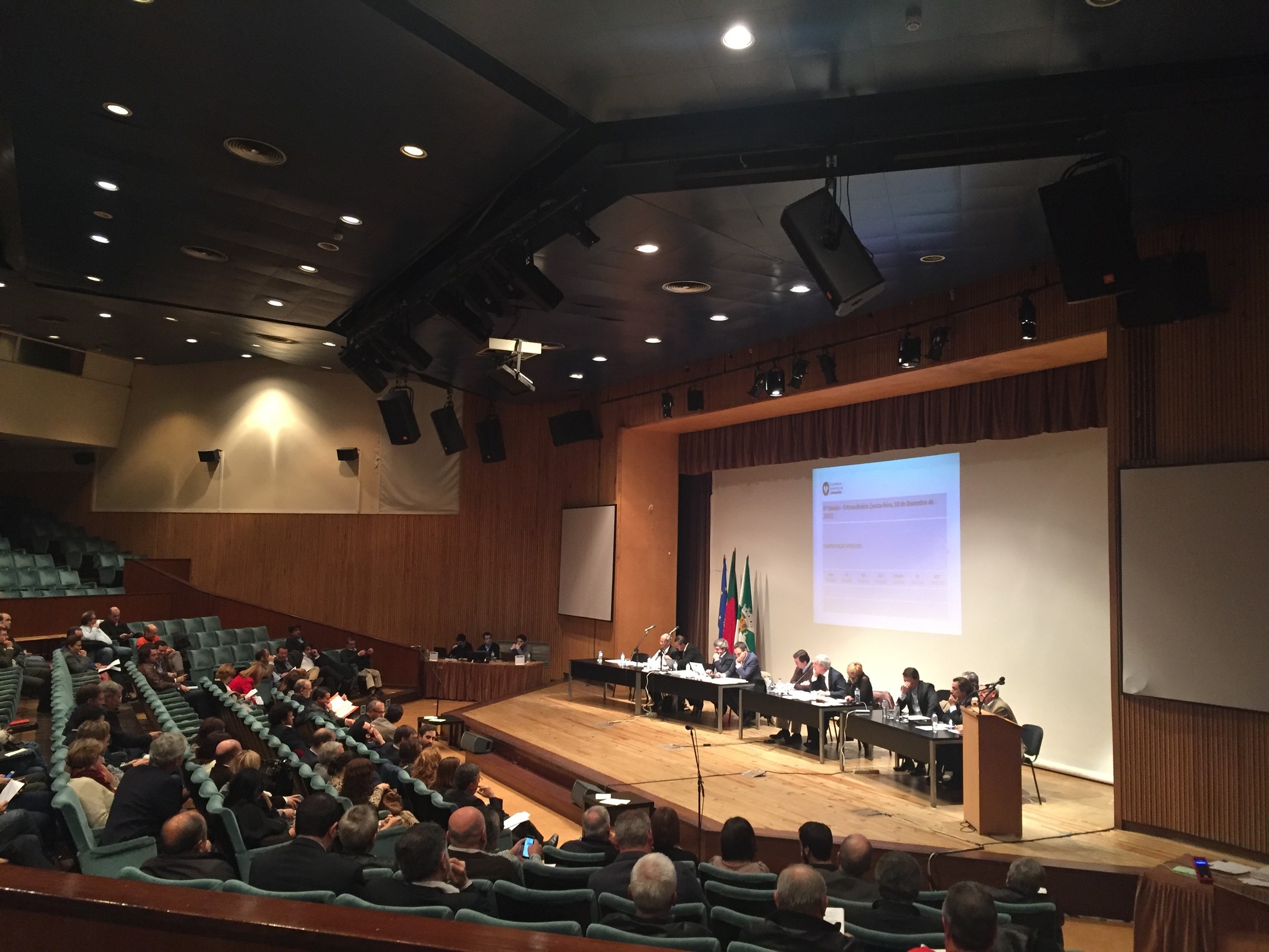 Sessão extraordinária da Assembleia Municipal de Guimarães esta quarta-feira, 28 de dezembro