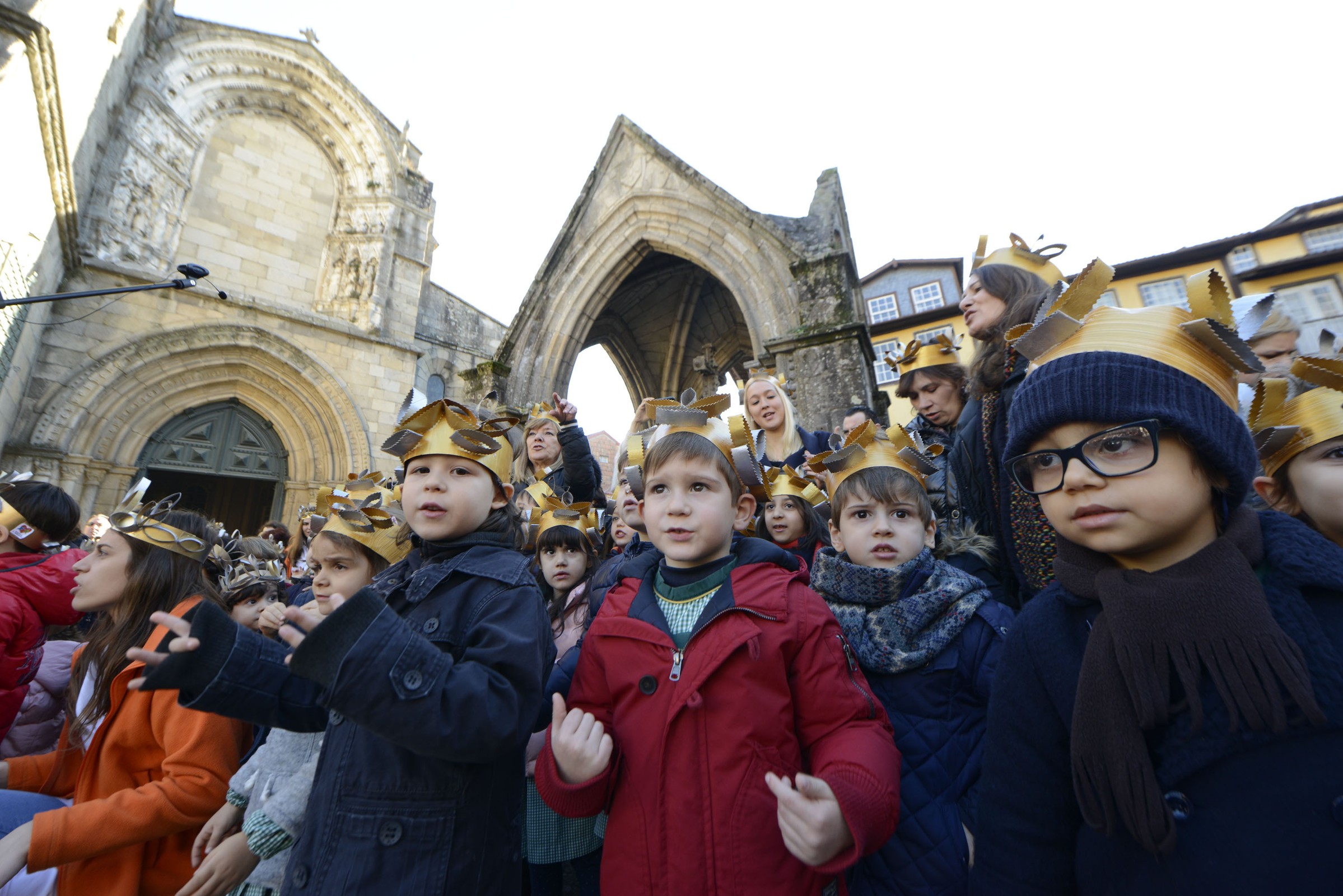 Mais de mil Reis Magos em Guimarães cantaram as janeiras no Centro Histórico