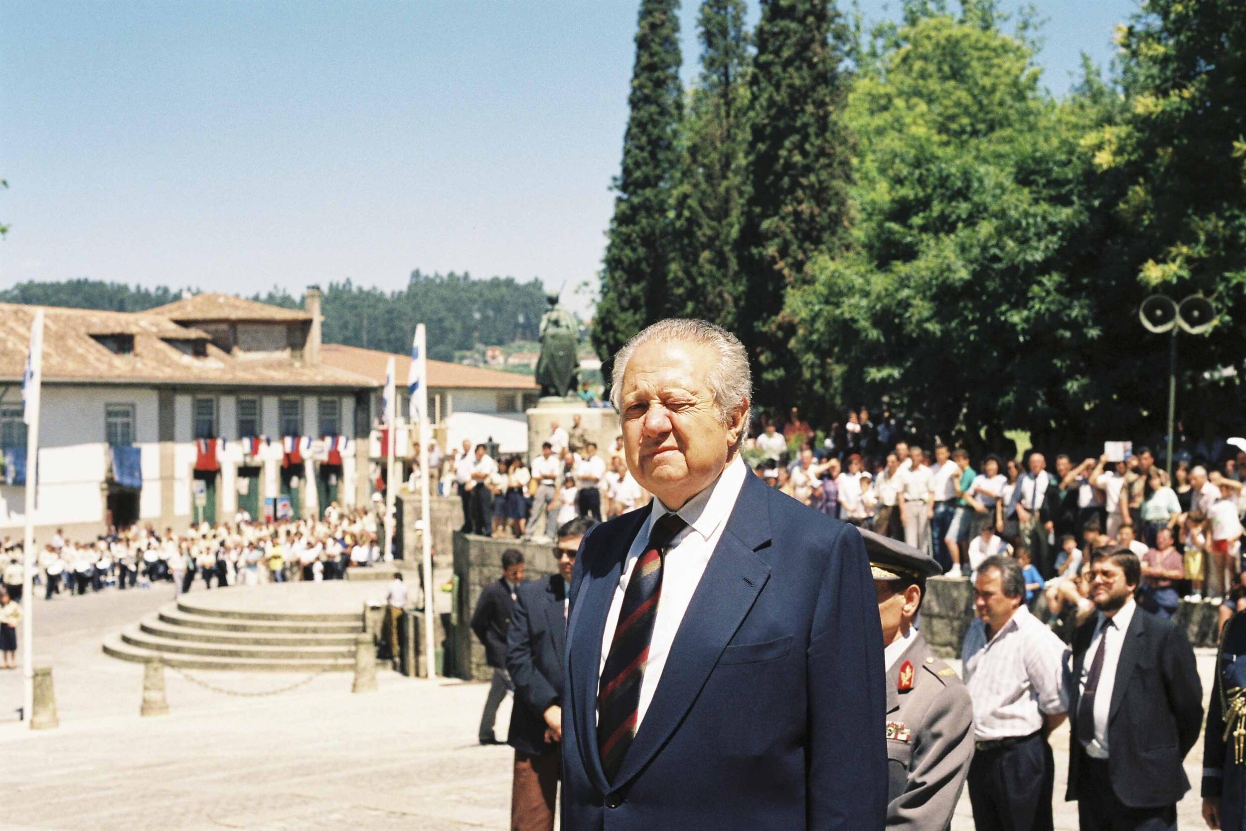 Presidente da Câmara de Guimarães lamenta morte de Mário Soares e adia evento de Reis para 14 jan...