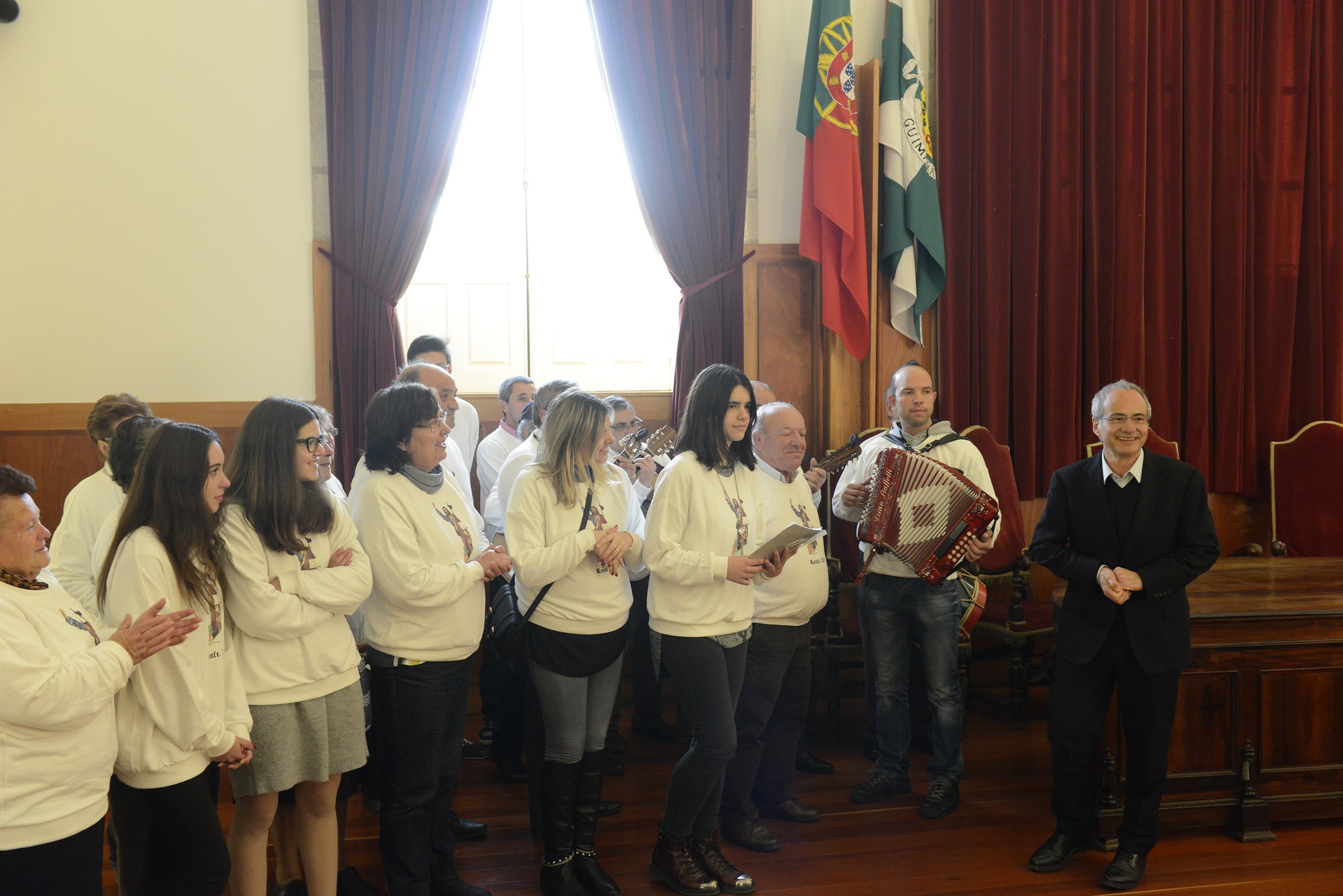 Grupos de Guimarães cantaram os Reis a Domingos Bragança na Câmara Municipal