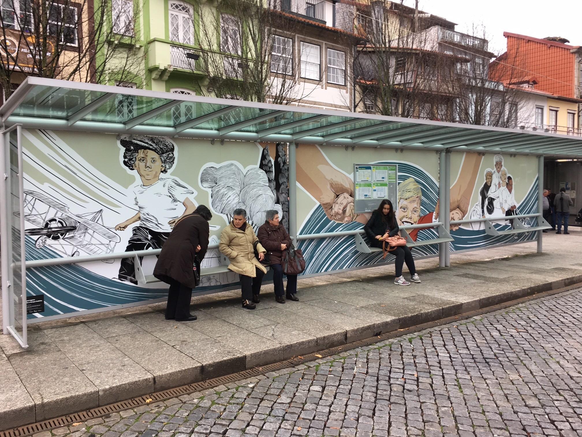 Guimarães promove novas visitas guiadas a mostras de arte urbana em paragens de autocarro