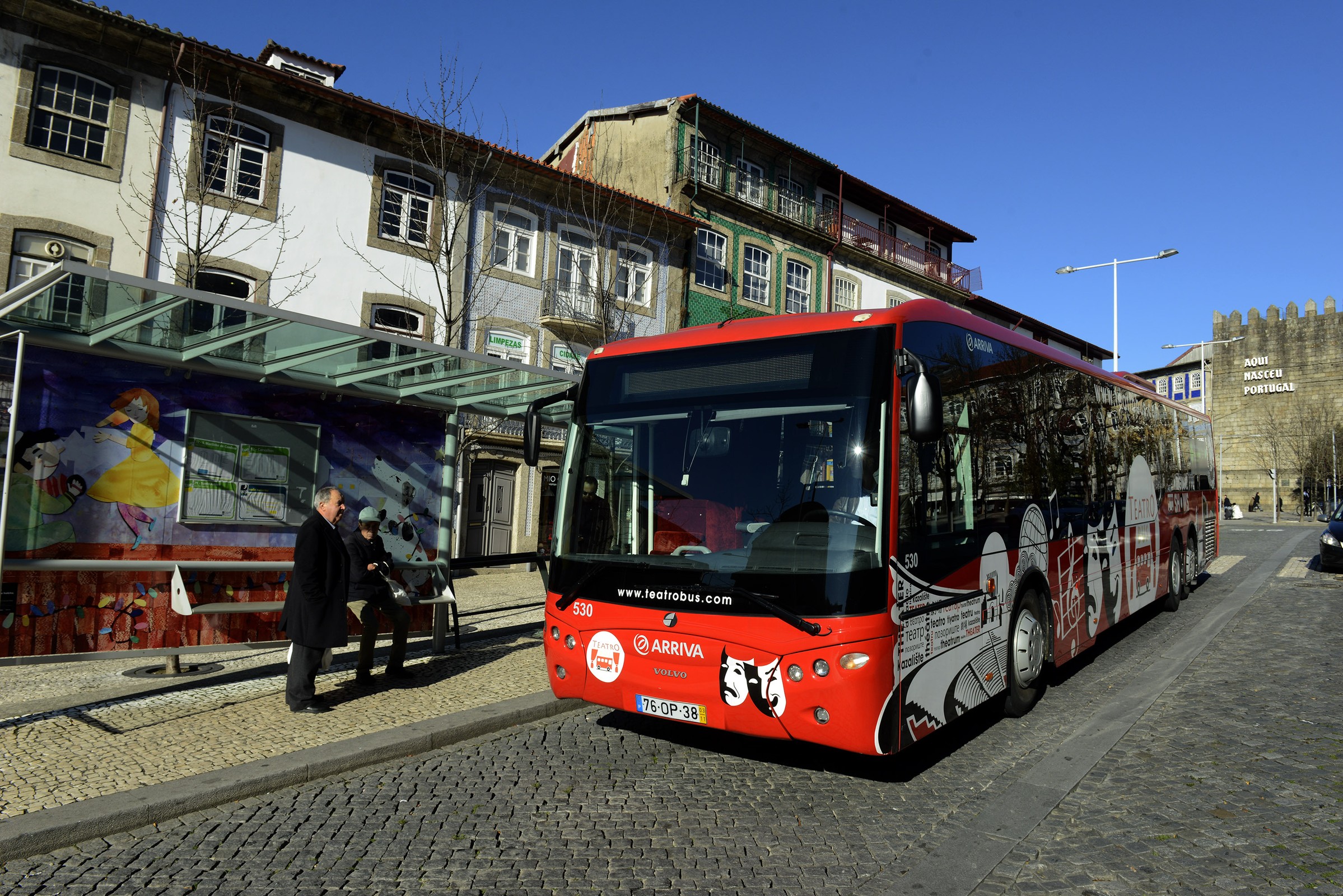 Guimarães realiza última visita guiada a mostras de arte urbana em paragens de autocarro