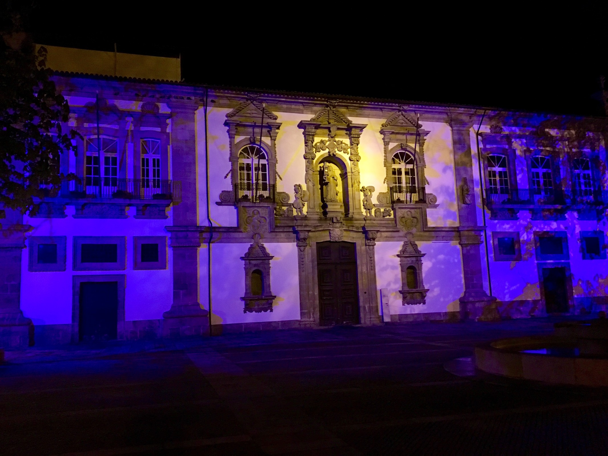 Dia do Autismo evocado em Guimarães com fachada da Câmara iluminada pela cor azul