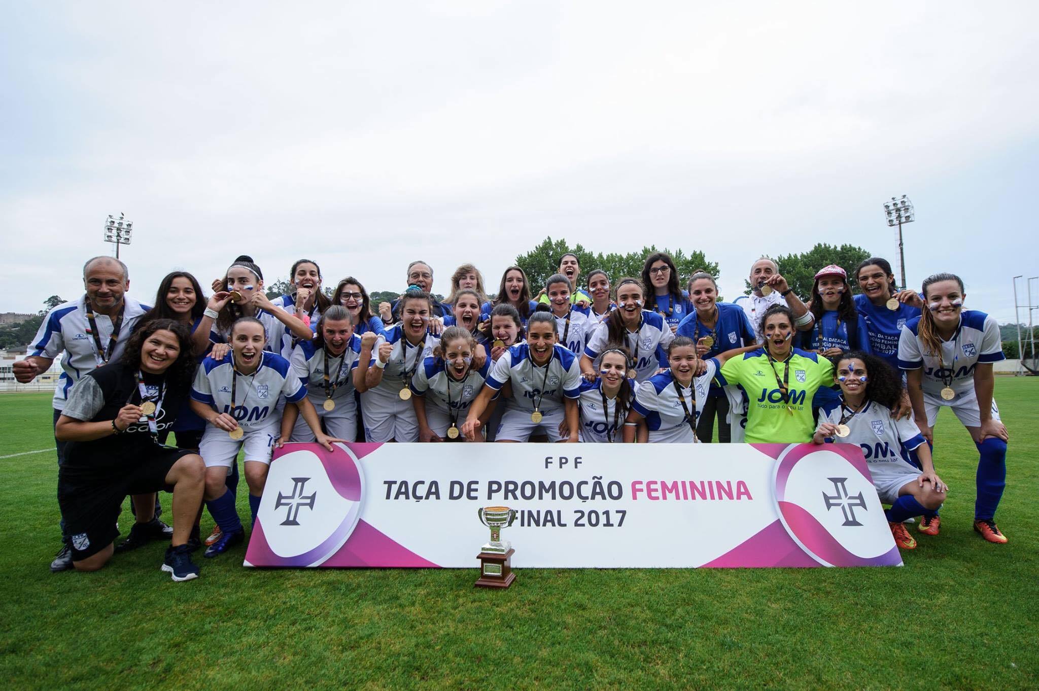 Equipa de Futebol Feminino do Sandinenses recebida na Câmara de Guimarães