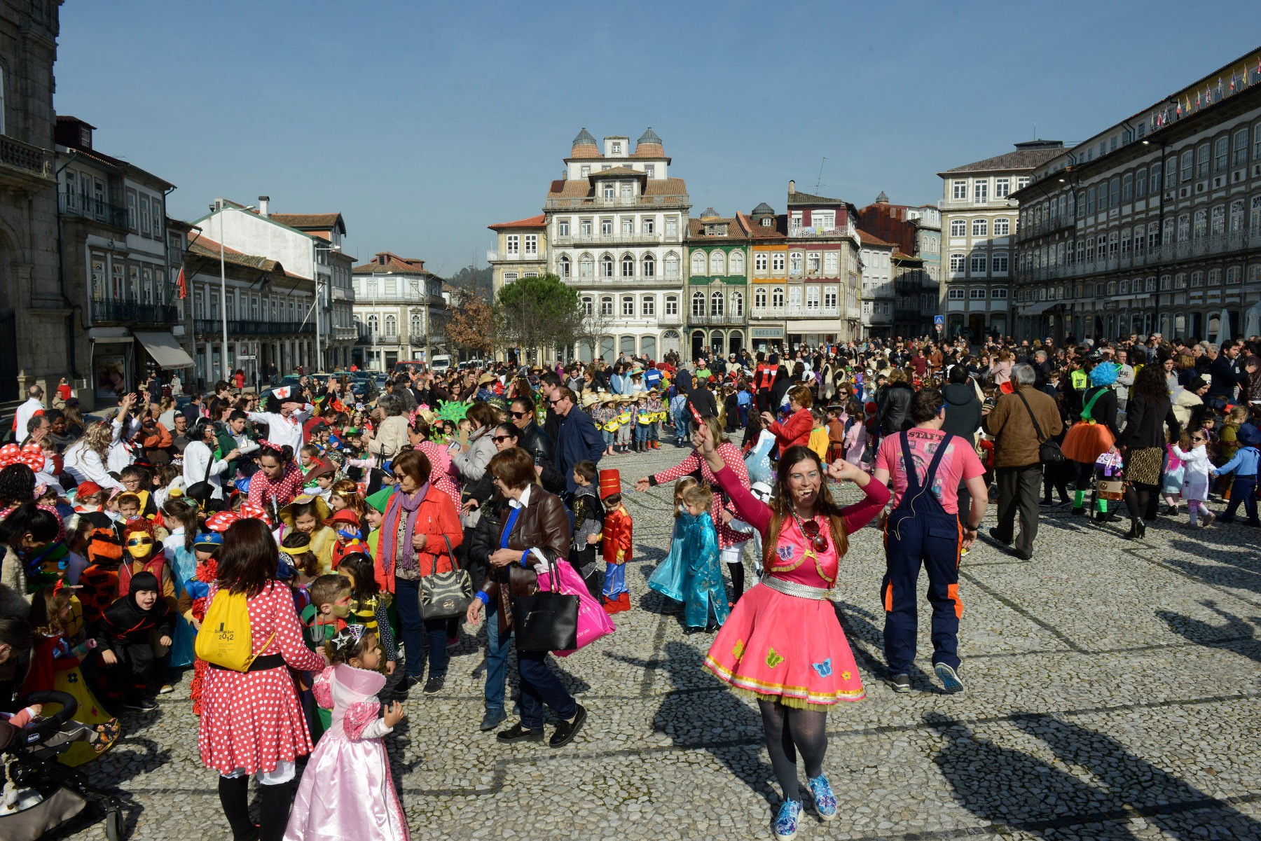 Câmara de Guimarães junta crianças e idosos num desfile de Carnaval