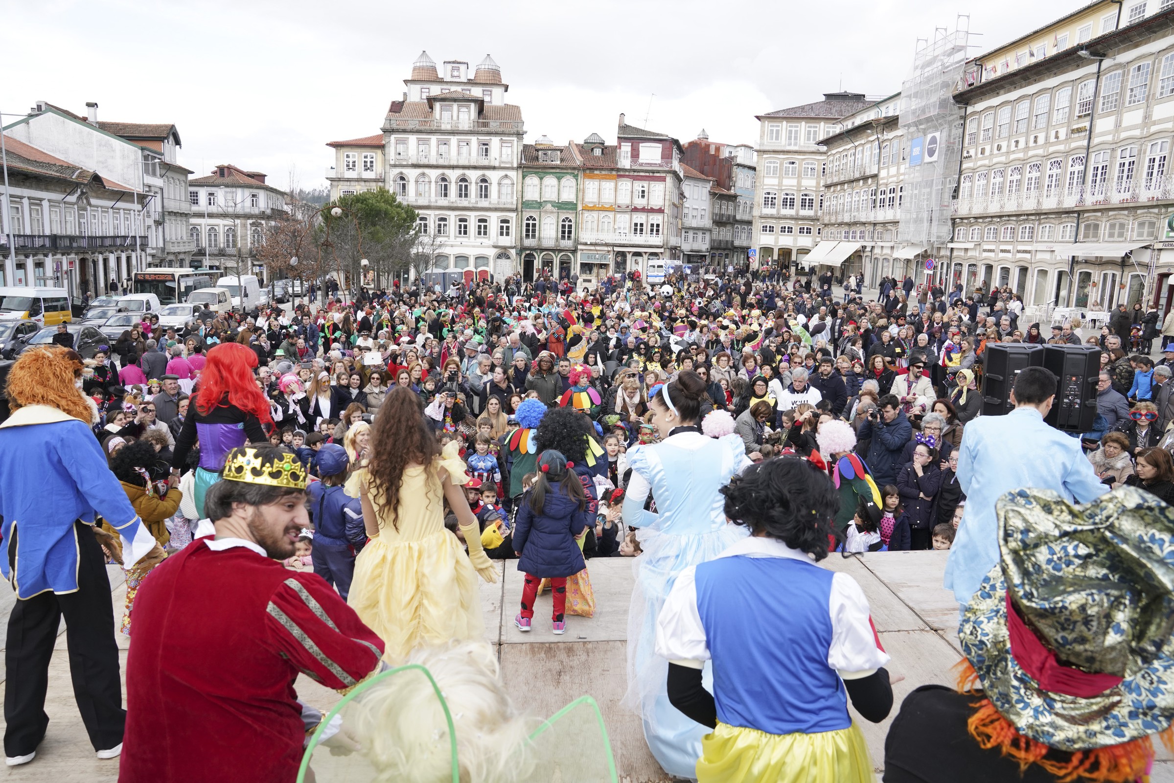 Animação nas ruas de Guimarães com desfile de Carnaval Intergeracional