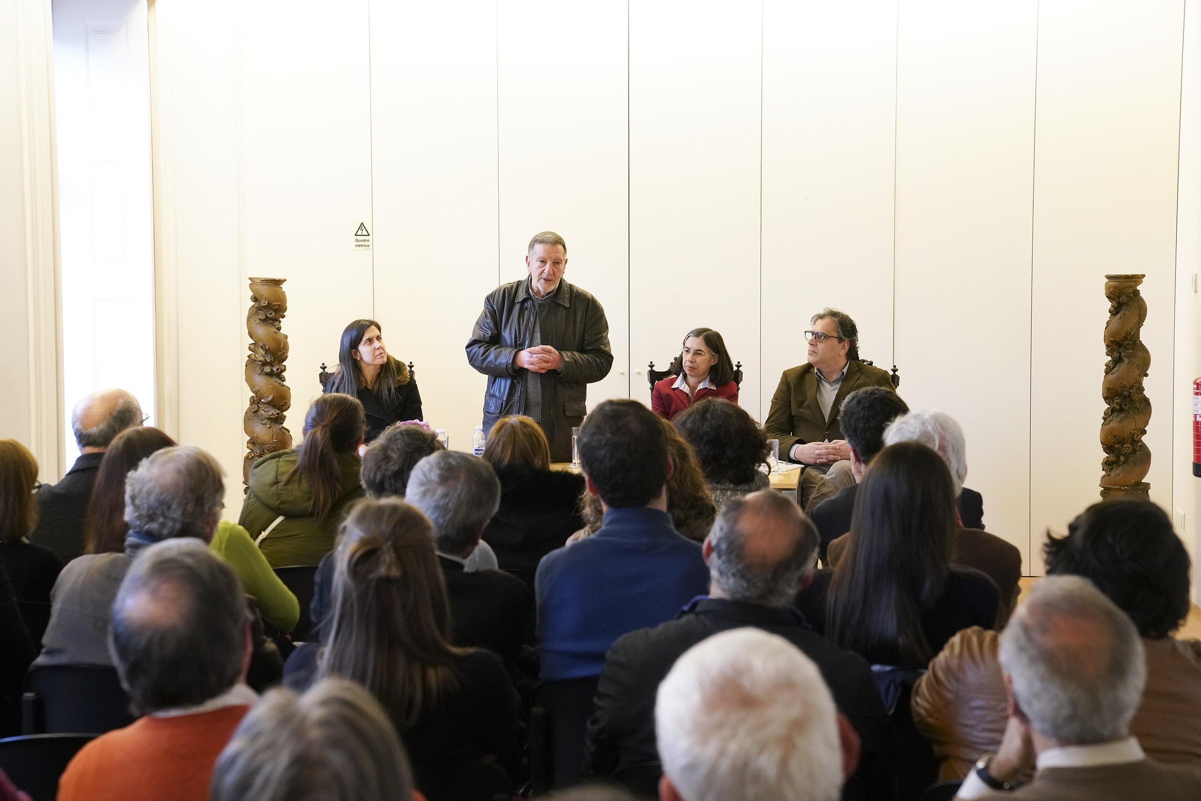Sala cheia em Guimarães na apresentação de romance sobre idosos