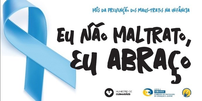 Crianças formam cordão humano no âmbito da campanha de prevenção dos Maus-Tratos na Infância