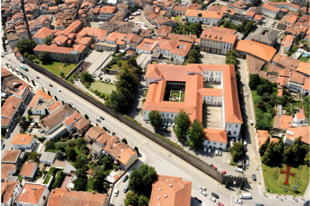 Início dos trabalhos da empreitada para percurso pedonal no adarve da Muralha