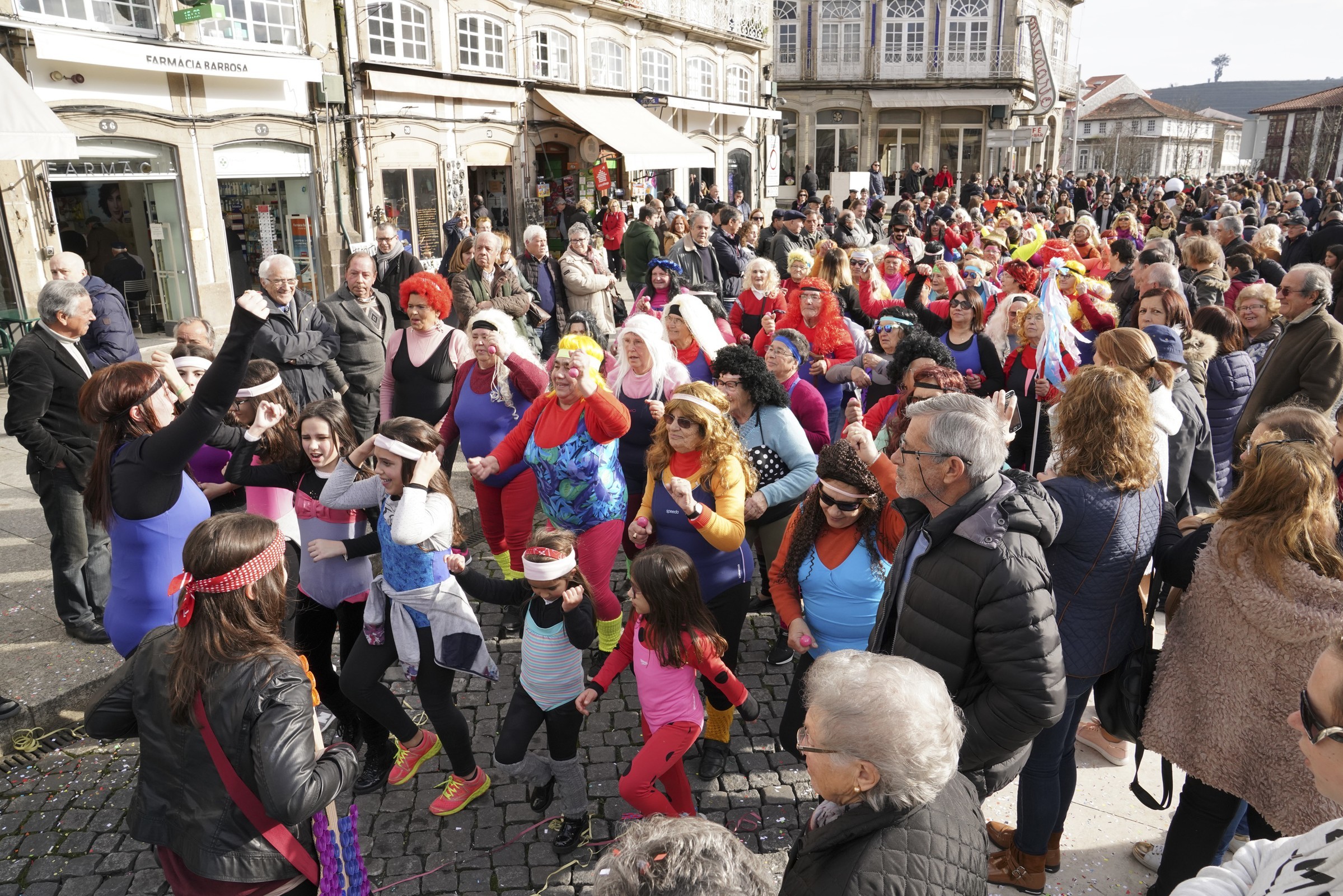 Carnaval Intergeracional de Guimarães com a participação de mais de um milhar de crianças e idosos
